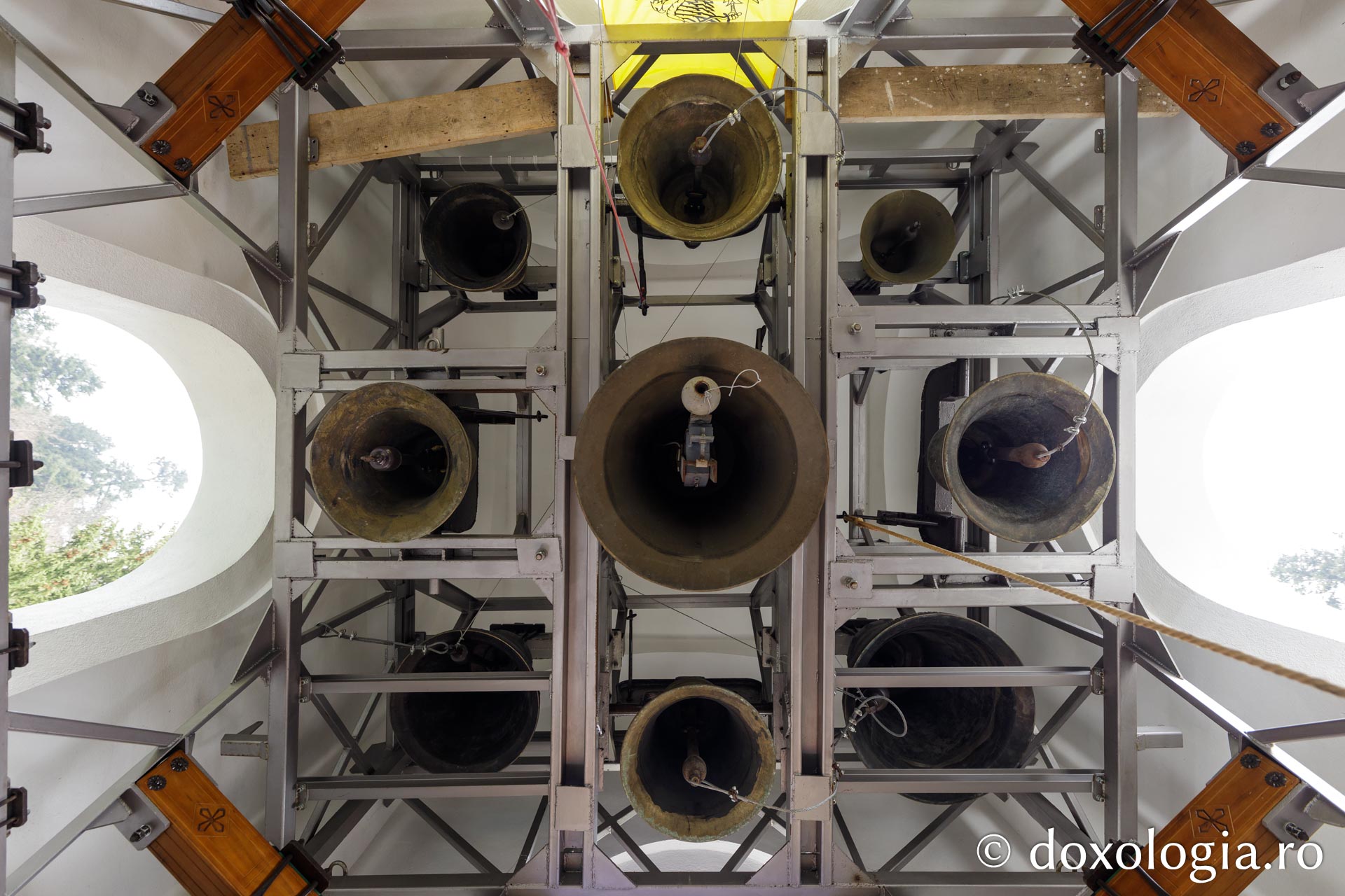 Lavrentie, monahul care cântă fără partituri la „pianul” din clopotnița Mănăstirii Sihla