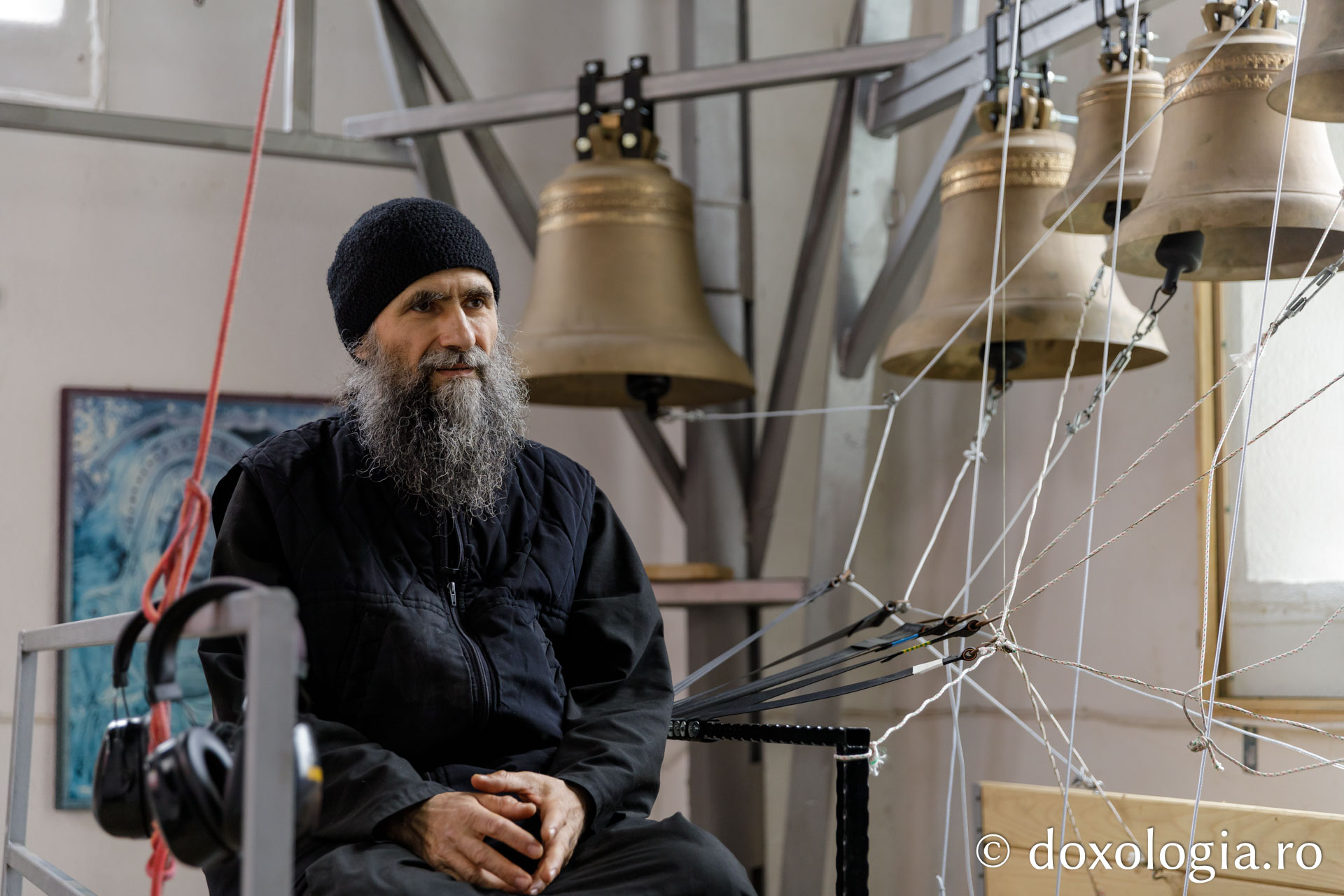 Lavrentie, monahul care cântă fără partituri la „pianul” din clopotnița Mănăstirii Sihla