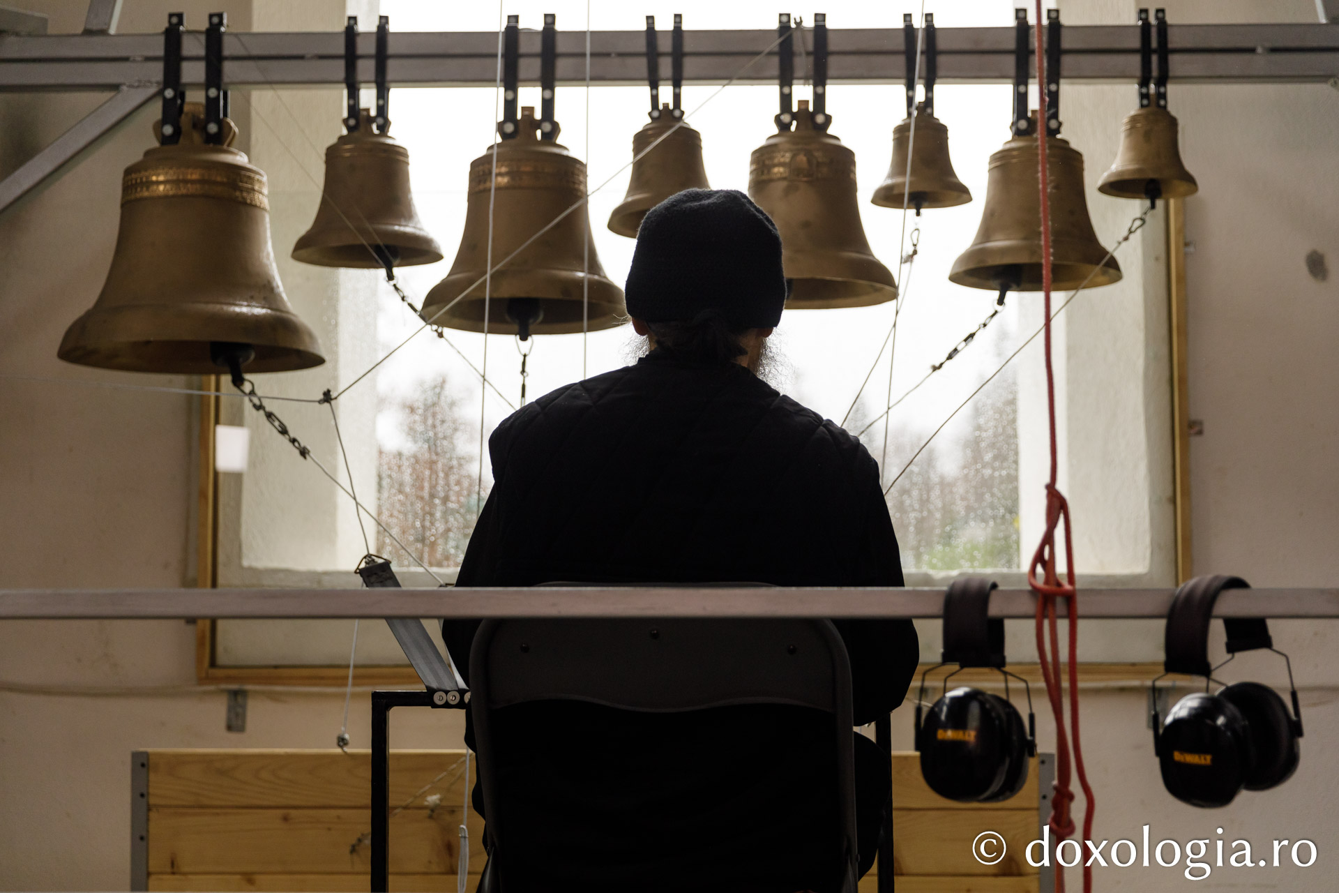 Lavrentie, monahul care cântă fără partituri la „pianul” din clopotnița Mănăstirii Sihla