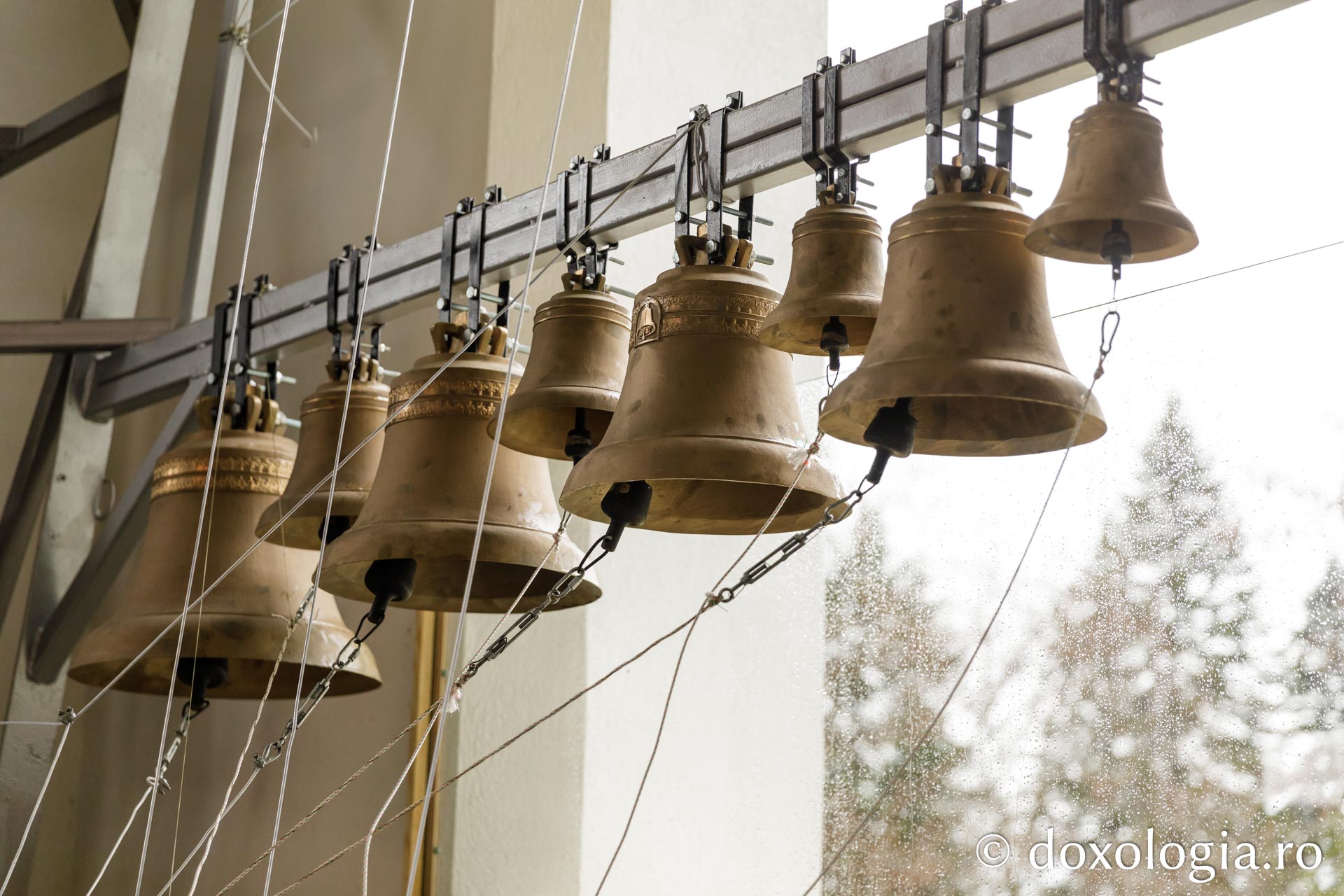 Lavrentie, monahul care cântă fără partituri la „pianul” din clopotnița Mănăstirii Sihla