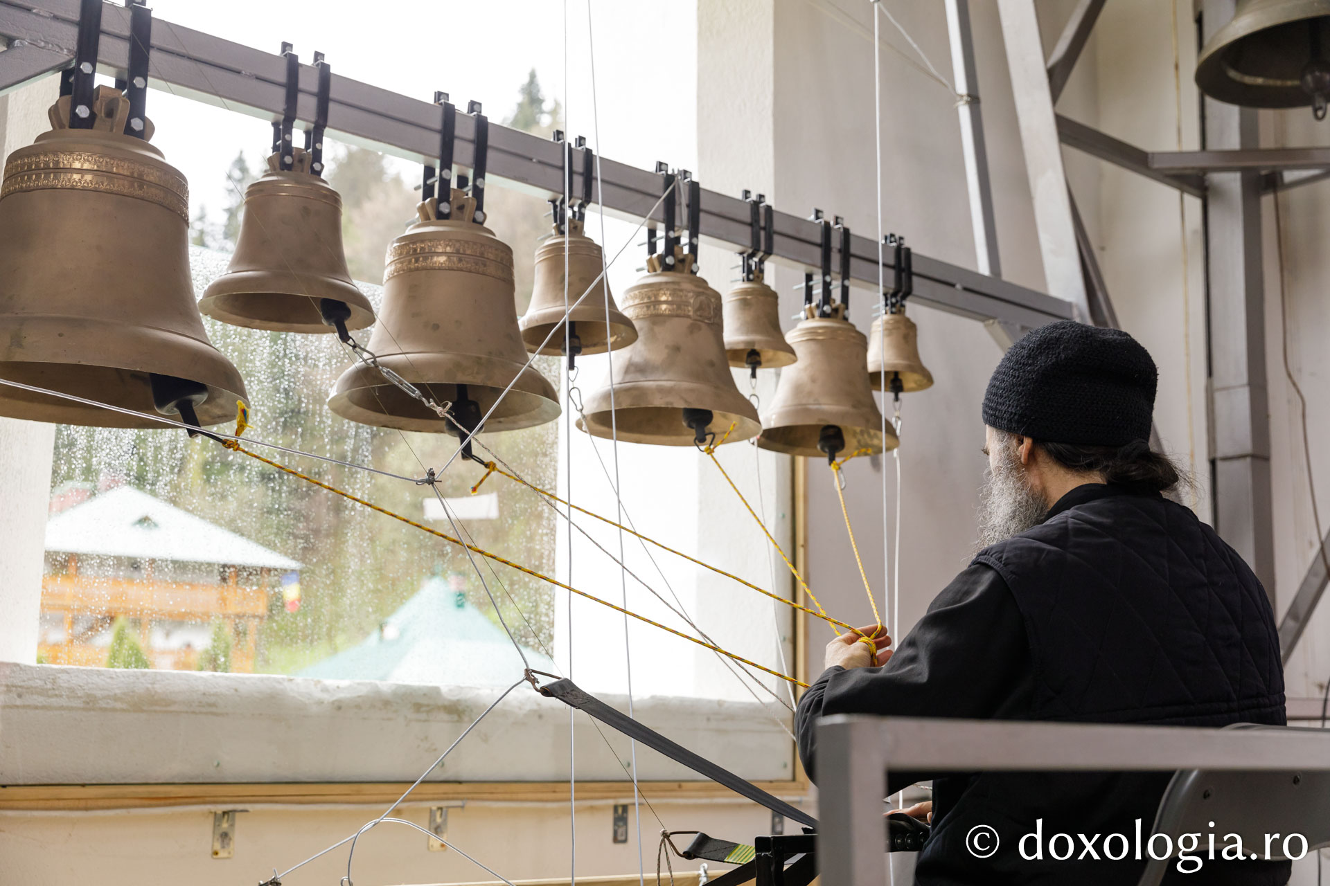 Lavrentie, monahul care cântă fără partituri la „pianul” din clopotnița Mănăstirii Sihla