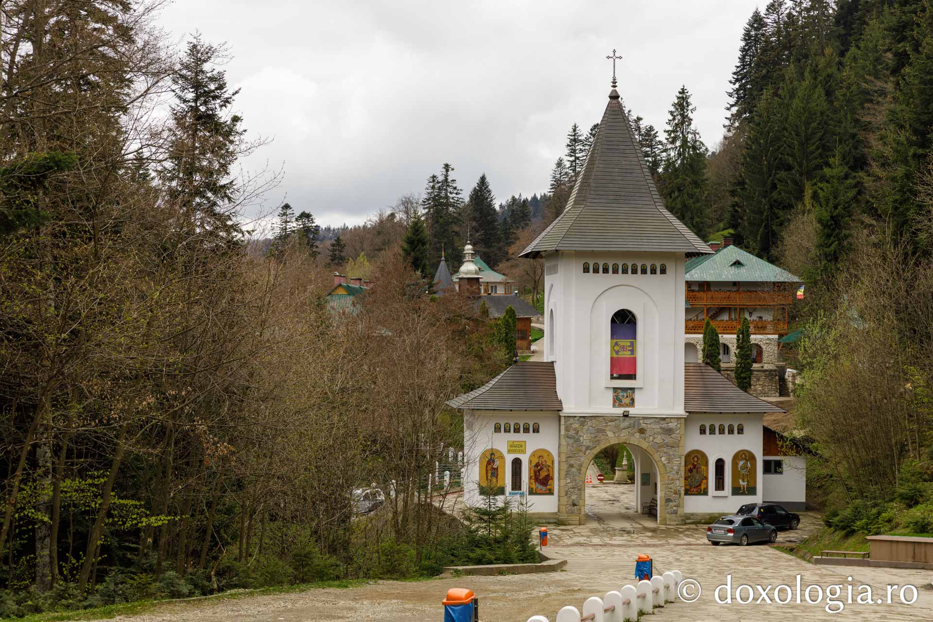 Lavrentie, monahul care cântă fără partituri la „pianul” din clopotnița Mănăstirii Sihla