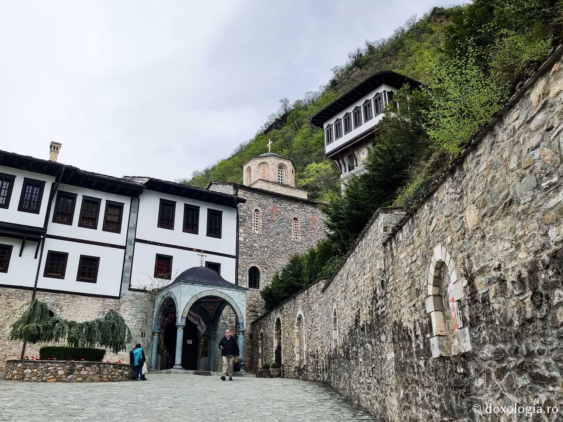(Foto) Mănăstirea „Sfântul Ioan Botezătorul Bigorski” – una dintre cele mai frumoase mănăstiri ortodoxe macedonene