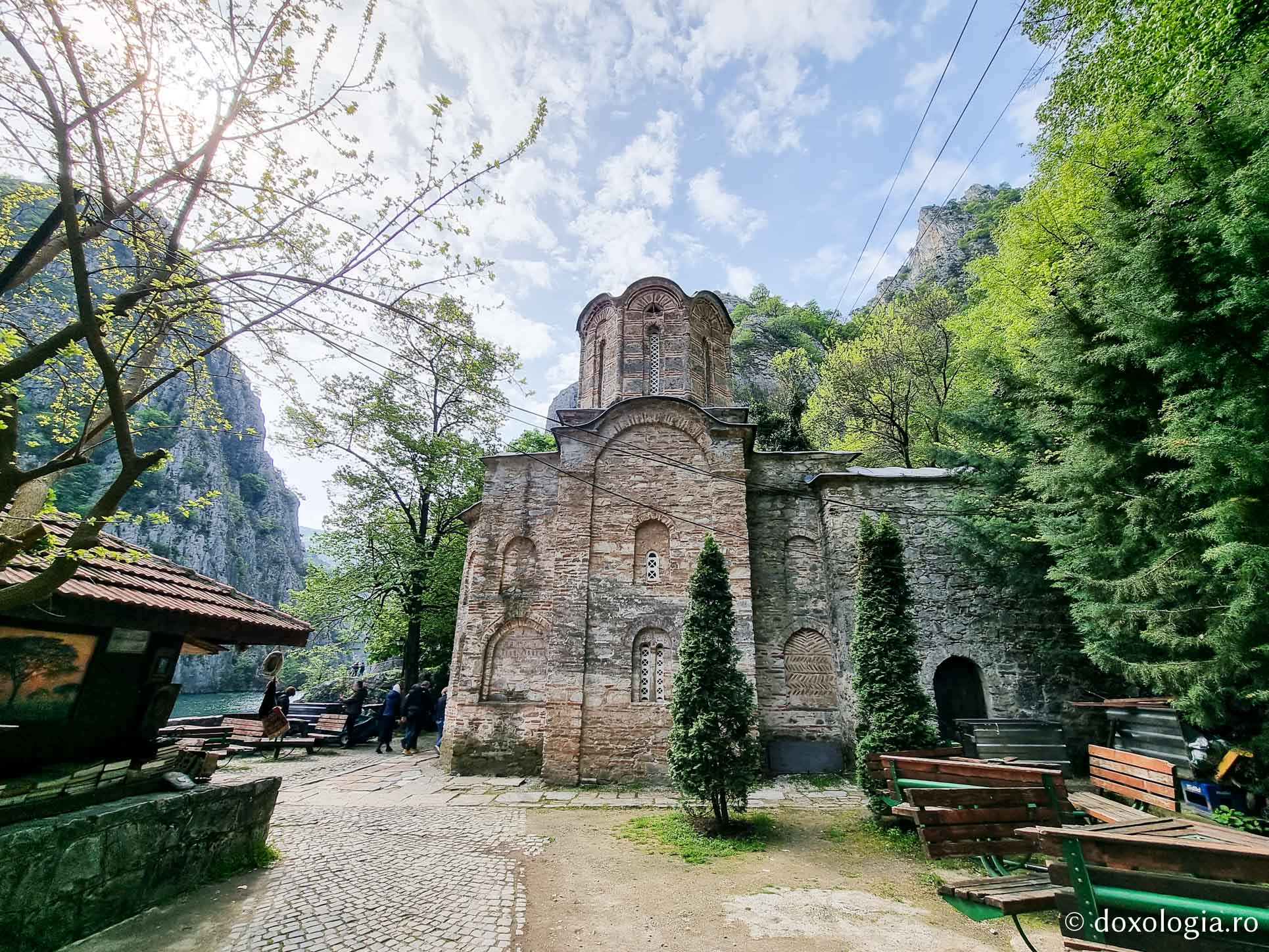 (Foto) Pași de pelerin la Mănăstirea „Sfântul Andrei” din canionul Matka ‒ Macedonia de Nord