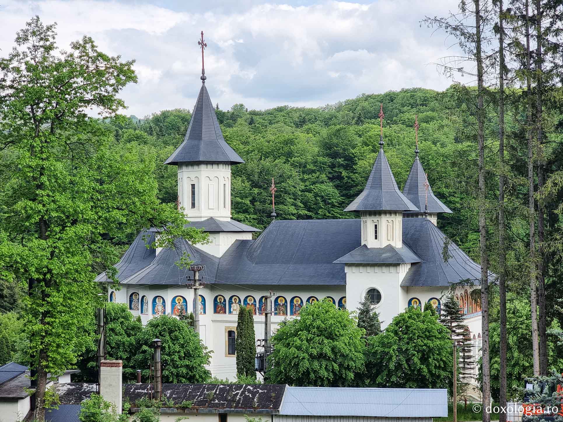 (Foto) Mănăstirea Sihăstria la sfărșit de luna mai