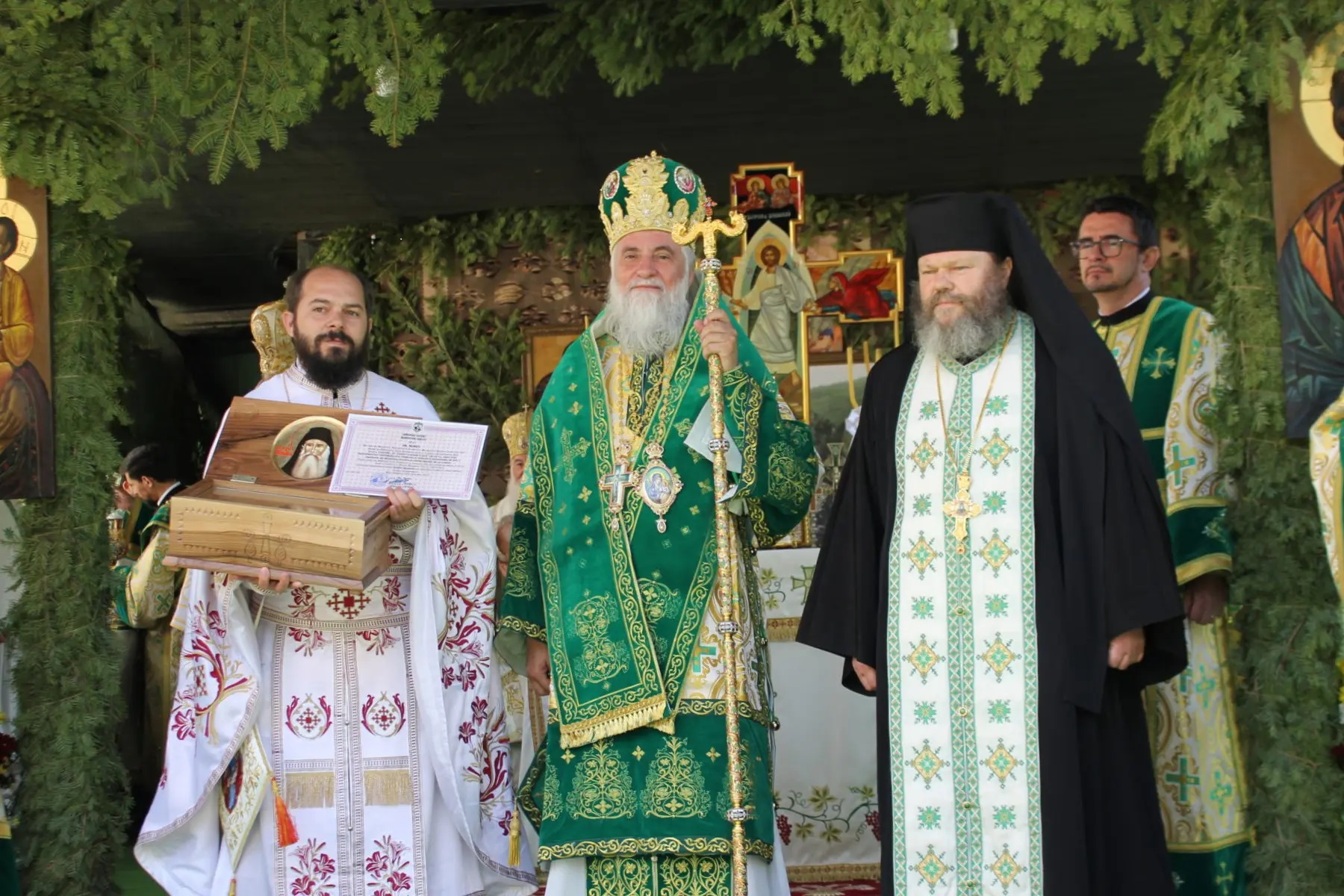 Foto: Mitropolia Olteniei Parohia „Sfinții Părinți Ioachim și Ana” din Republica Moldova a primit fragmente din moaștele Sfântului Irodion