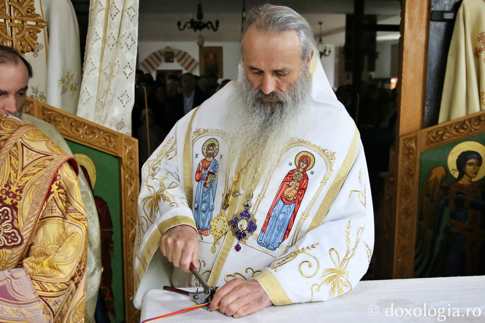 „Biserica lui Hristos este un spital duhovnicesc, iar Sfânta Împărtășanie este leacul nemuririi”, a afirmat Părintele Mitropolit la sfințirea paraclisului Parohiei „Sfântul Proroc Daniel” din Iași