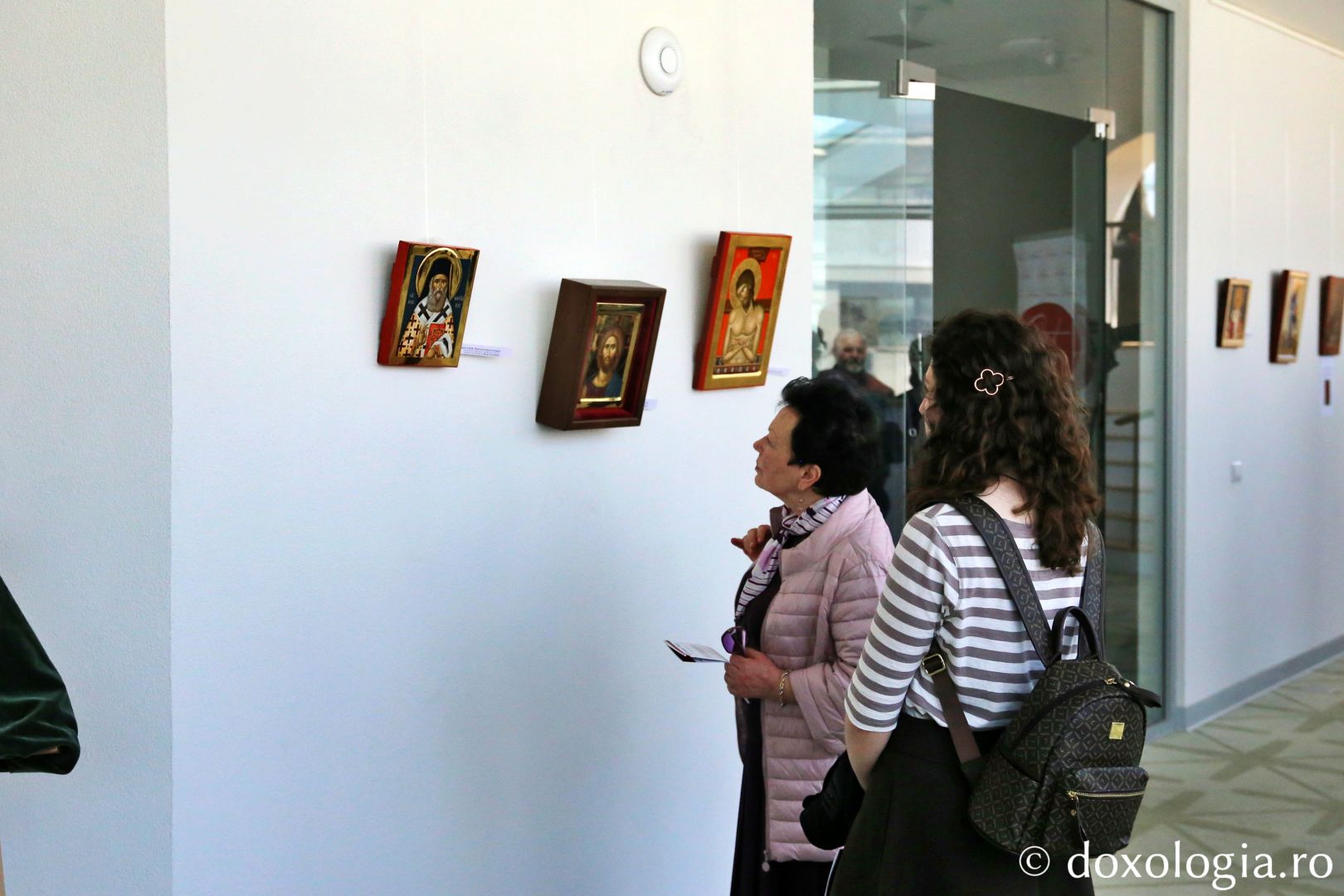 Foto: Flavius Popa „Veronica – Contribuie la vindecare!”: Expoziție cu icoane pentru susținerea amenajării Centrului medico-social al Asociației „Glasul Vieții”