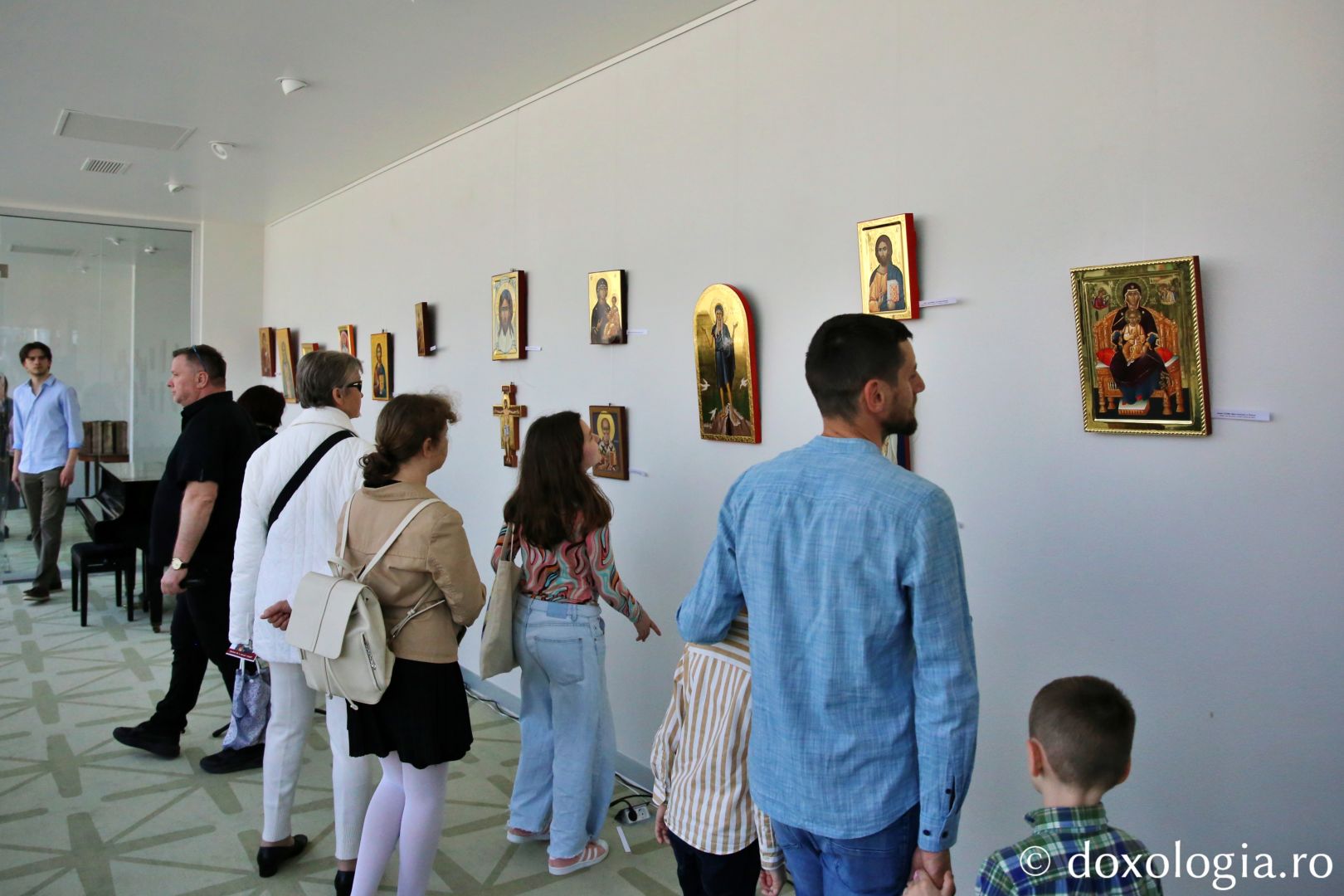 Foto: Flavius Popa „Veronica – Contribuie la vindecare!”: Expoziție cu icoane pentru susținerea amenajării Centrului medico-social al Asociației „Glasul Vieții”