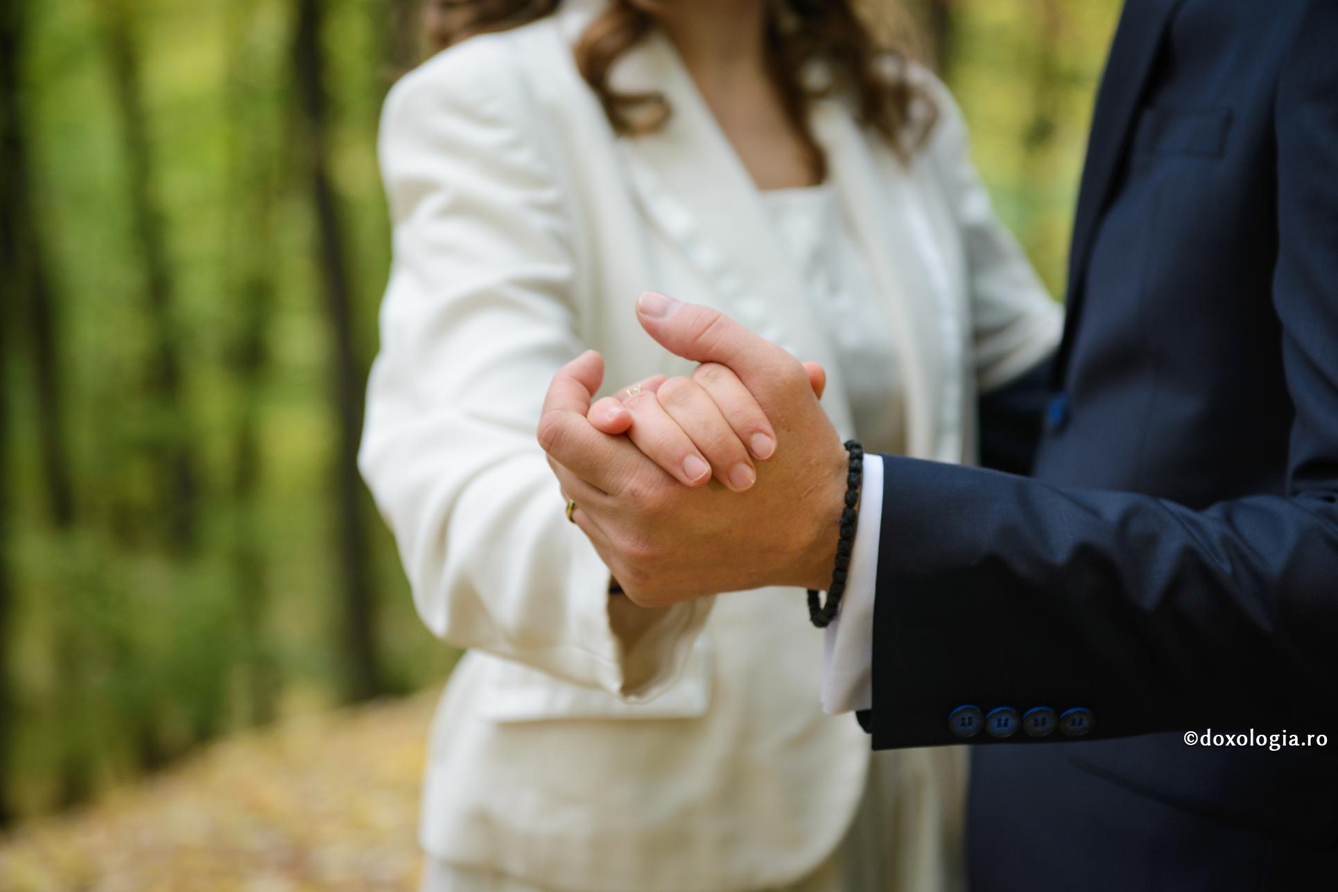 Obositorul vals al pașilor în urmă