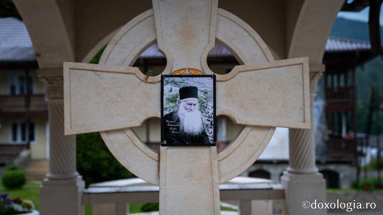 crucea Arhimandritului Justin Pârvu