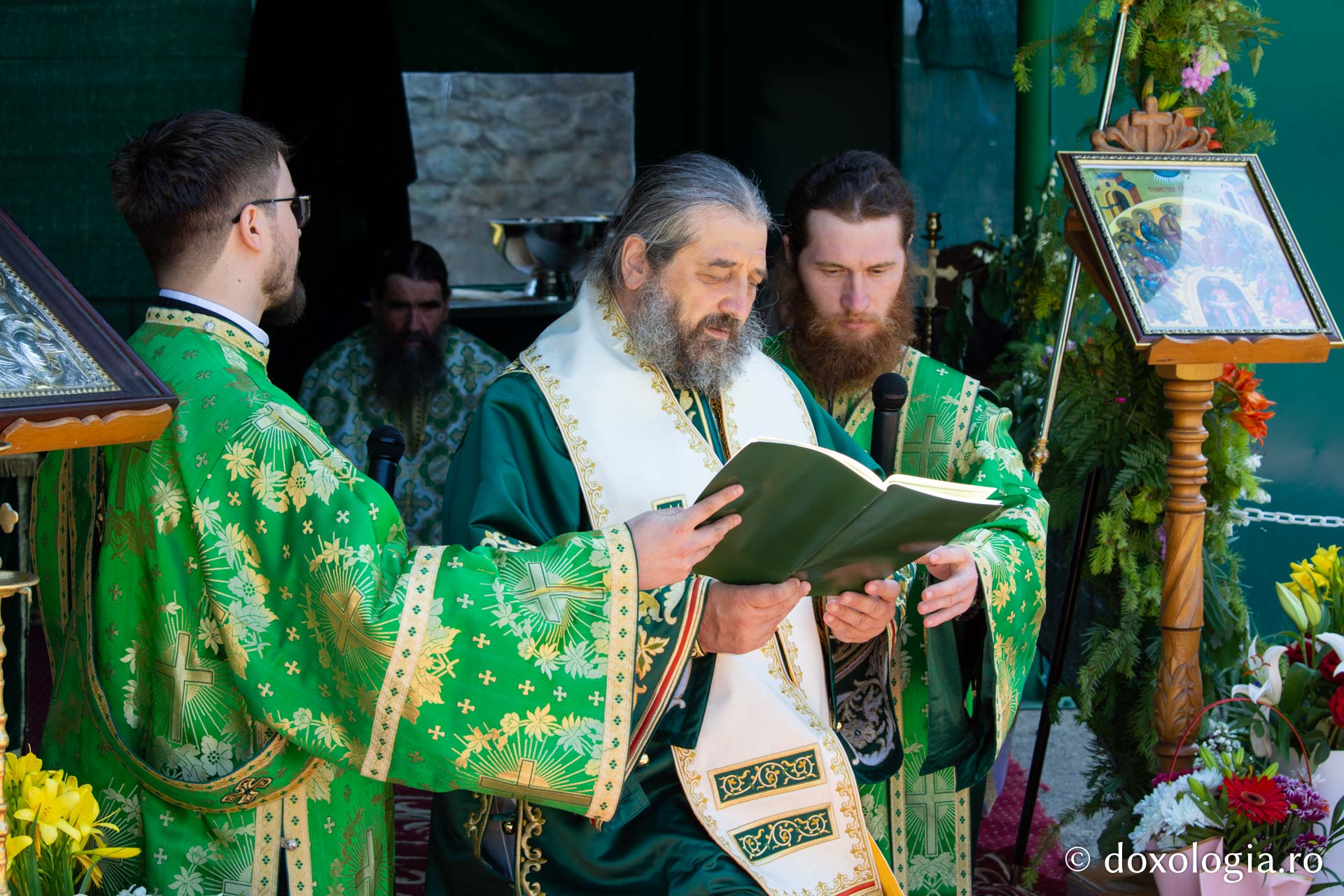 Praznicul Cincizecimii, la Mănăstirea Dobrovăț