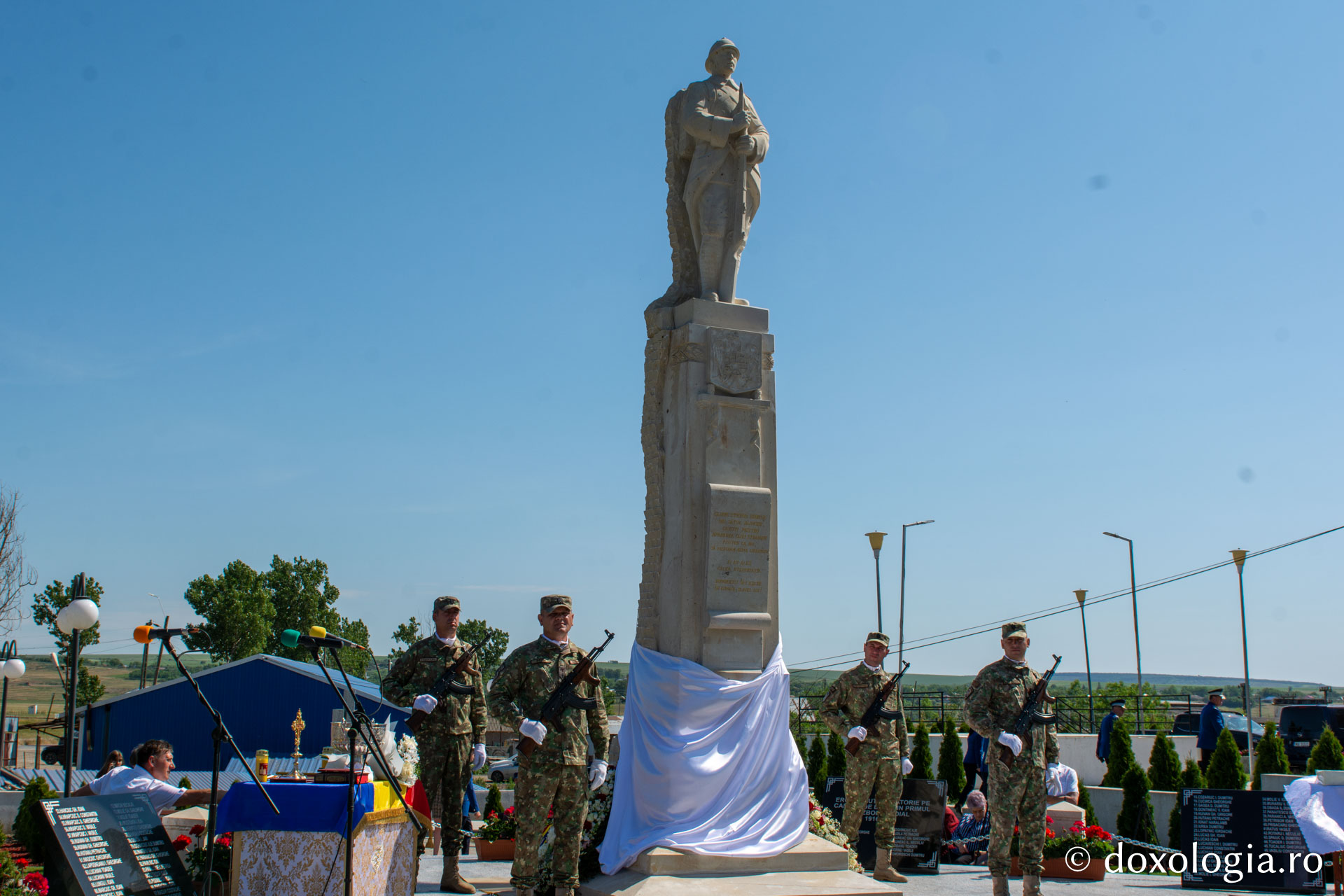 La Hlipiceni a fost sfințit un monument dedicat eroilor neamului