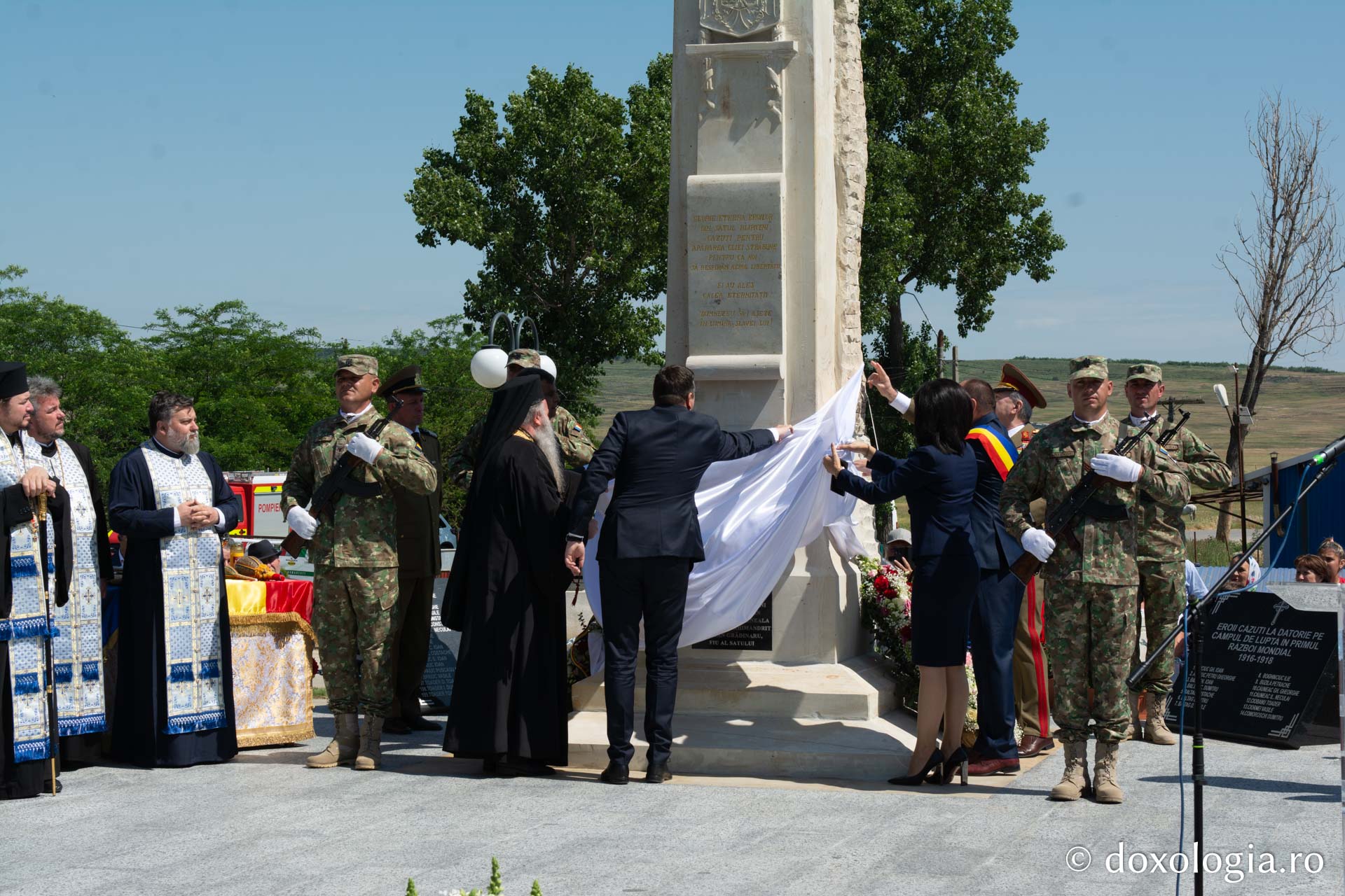 La Hlipiceni a fost sfințit un monument dedicat eroilor neamului