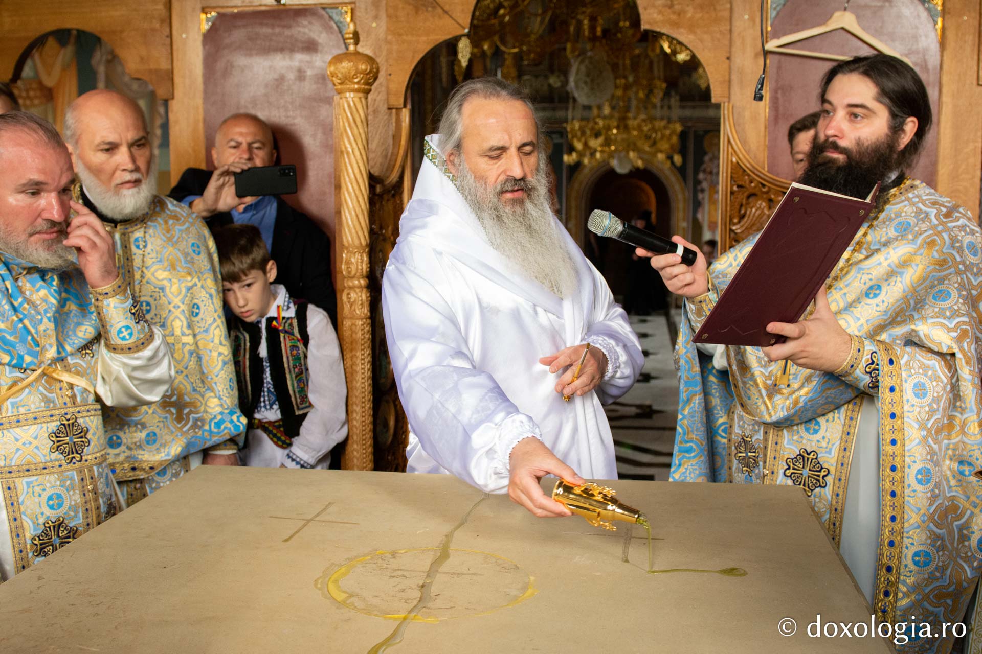 Biserica Mănăstirii Scăricica a primit haina cea nouă a sfințirii