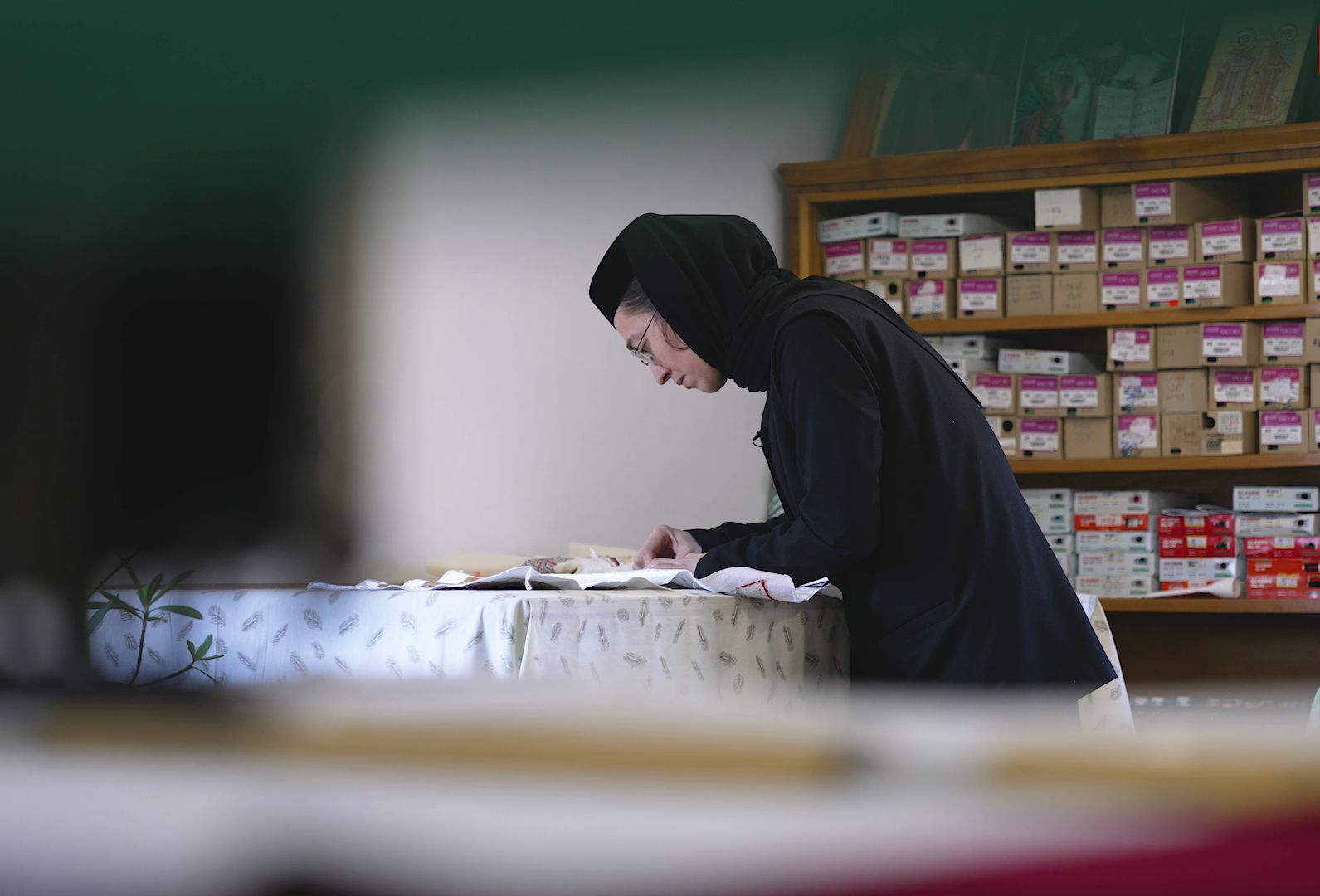 (Video) La o mănăstire din Iași, maicile pictează cu ace: „Biserica trebuie să fie împodobită ca o mireasă”