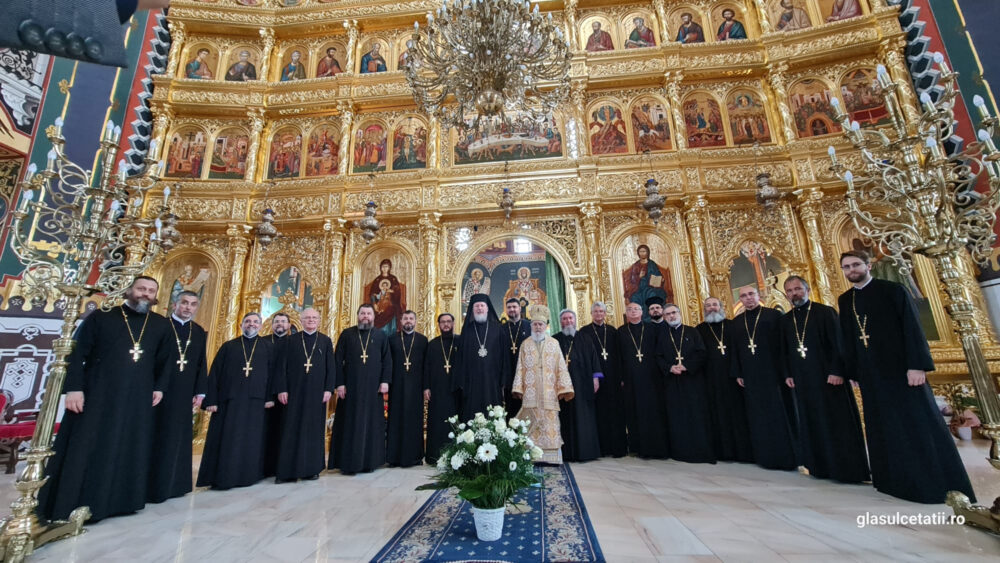 Hramul Catedralei Arhiepiscopale din Arad. Distincții pentru ostenitorii Centrului Eparhial și ai Facultății de Teologie Ortodoxă din Arad Hramul Catedralei Arhiepiscopale din Arad. Distincții pentru ostenitorii Centrului Eparhial și ai Facultății de Teologie Ortodoxă din Arad