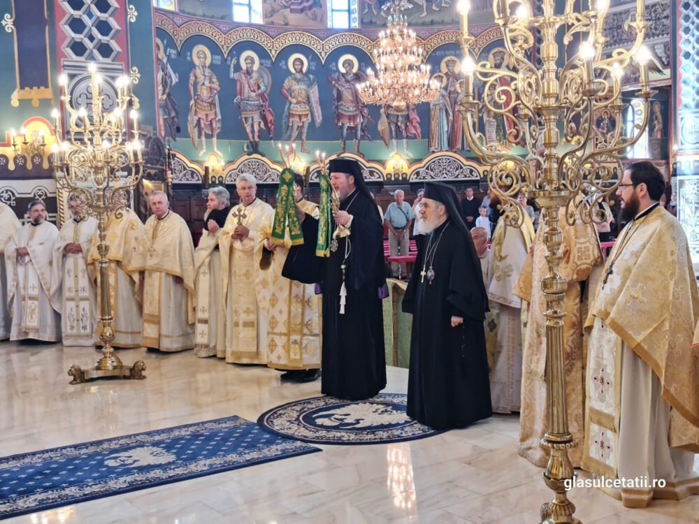 Hramul Catedralei Arhiepiscopale din Arad. Distincții pentru ostenitorii Centrului Eparhial și ai Facultății de Teologie Ortodoxă din Arad