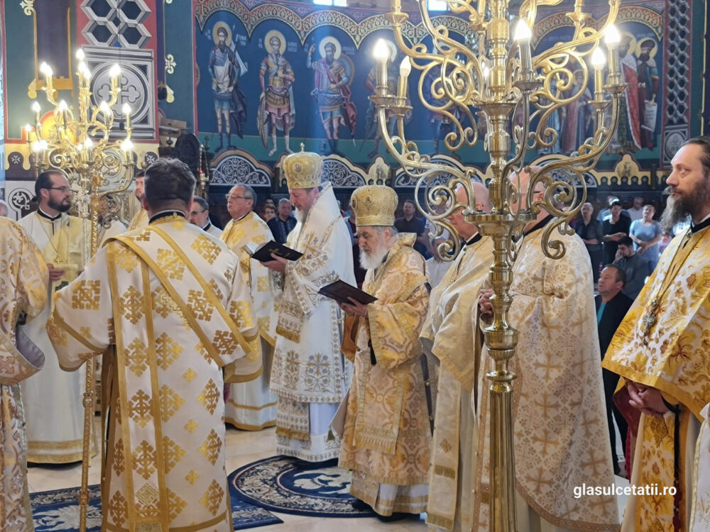 Hramul Catedralei Arhiepiscopale din Arad. Distincții pentru ostenitorii Centrului Eparhial și ai Facultății de Teologie Ortodoxă din Arad