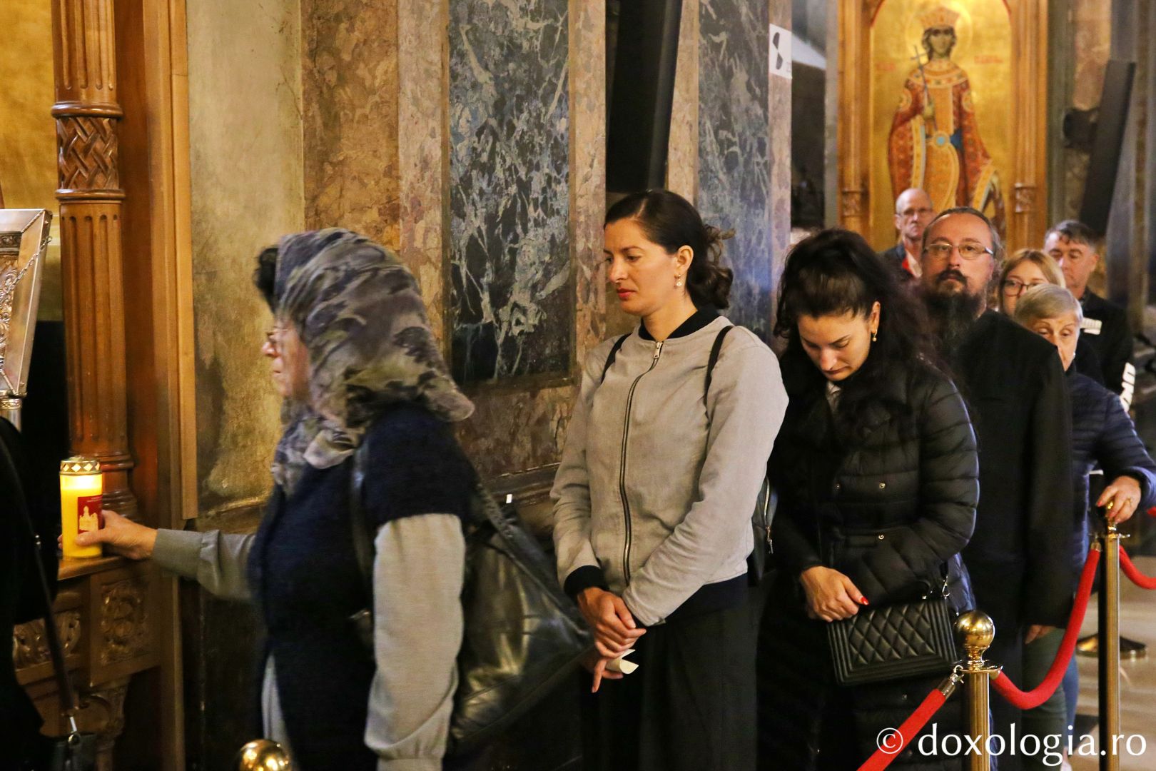 De 382 de ani, moaștele Sfintei Parascheva binecuvintează Moldova