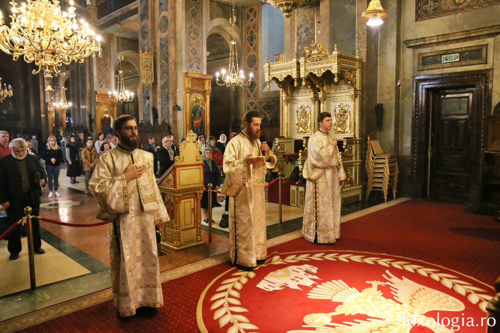 De 382 de ani, moaștele Sfintei Parascheva binecuvintează Moldova