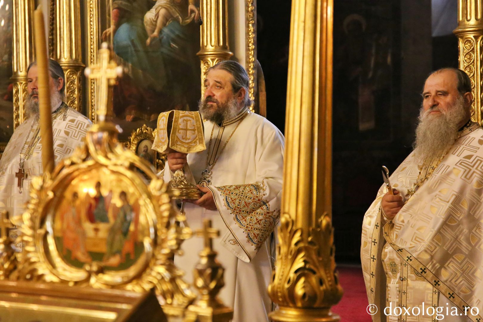 De 382 de ani, moaștele Sfintei Parascheva binecuvintează Moldova