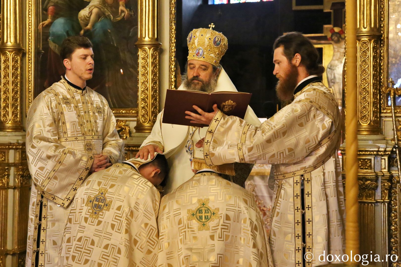 De 382 de ani, moaștele Sfintei Parascheva binecuvintează Moldova