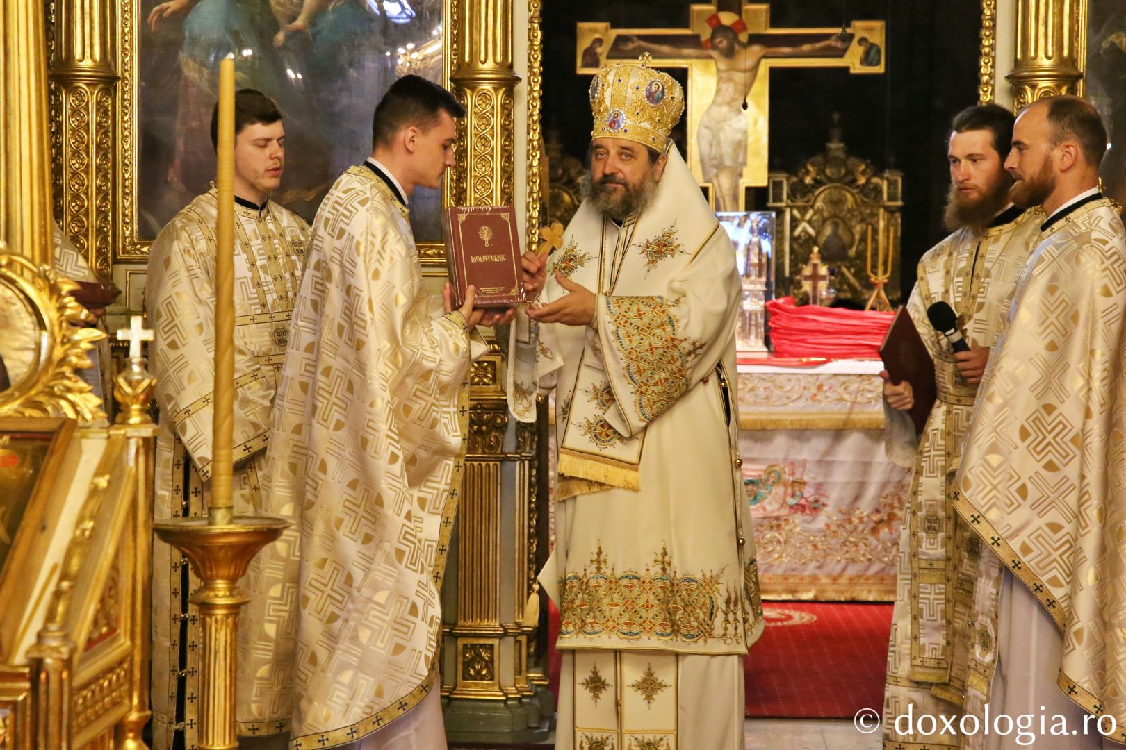 De 382 de ani, moaștele Sfintei Parascheva binecuvintează Moldova