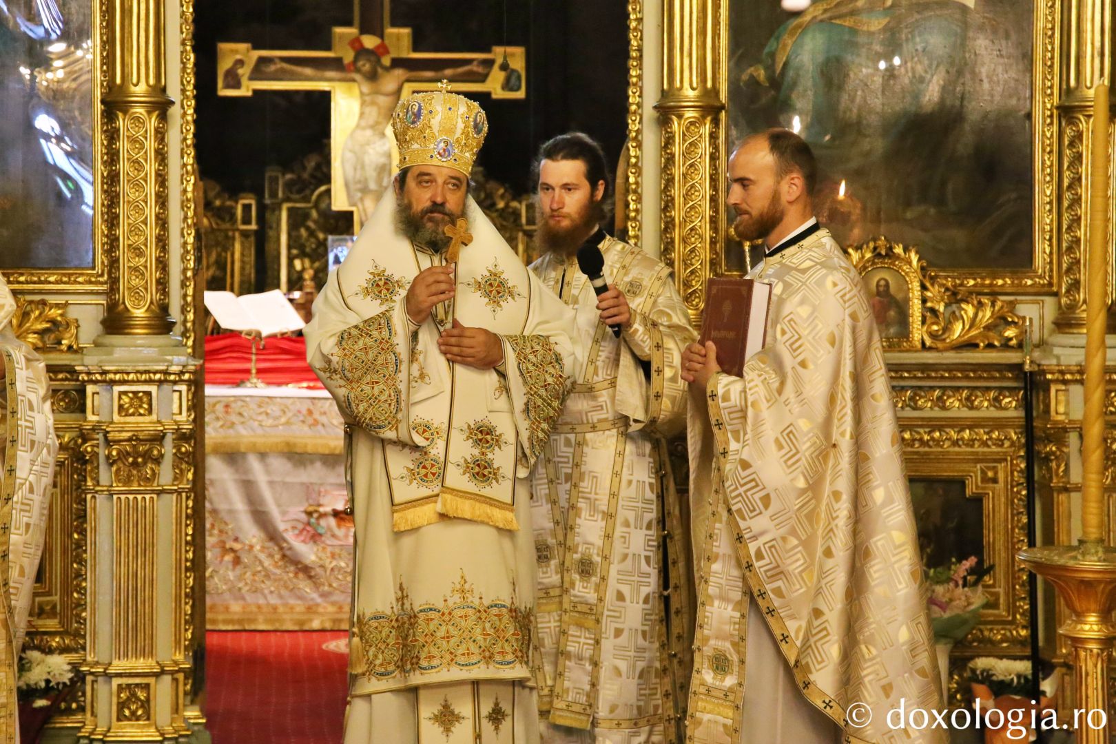 De 382 de ani, moaștele Sfintei Parascheva binecuvintează Moldova