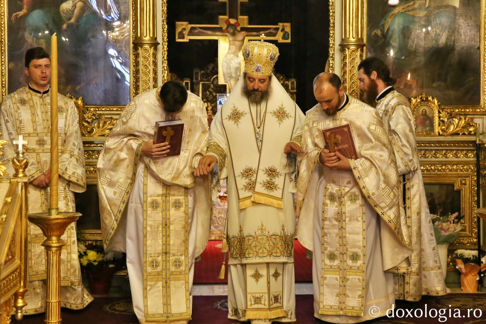 De 382 de ani, moaștele Sfintei Parascheva binecuvintează Moldova