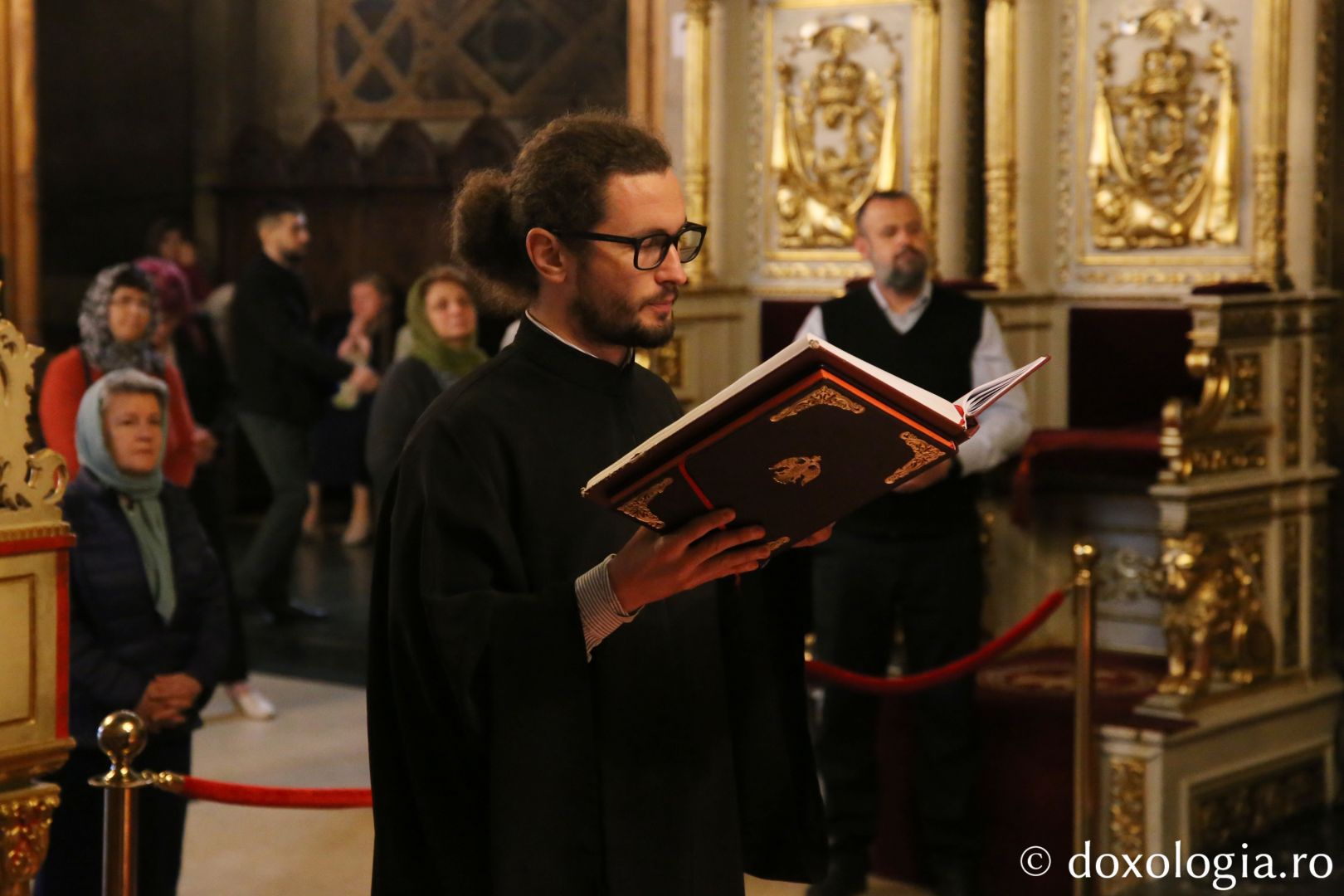 De 382 de ani, moaștele Sfintei Parascheva binecuvintează Moldova