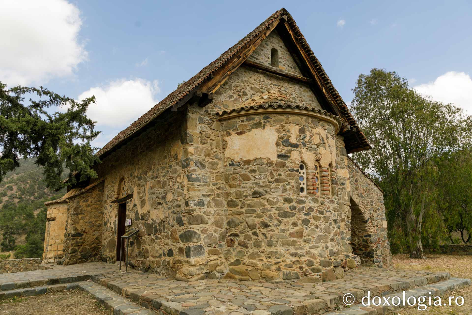 (Foto) Clipe de răgaz în fața frescelor din biserica bizantină Panaghia Asinou din Cipru