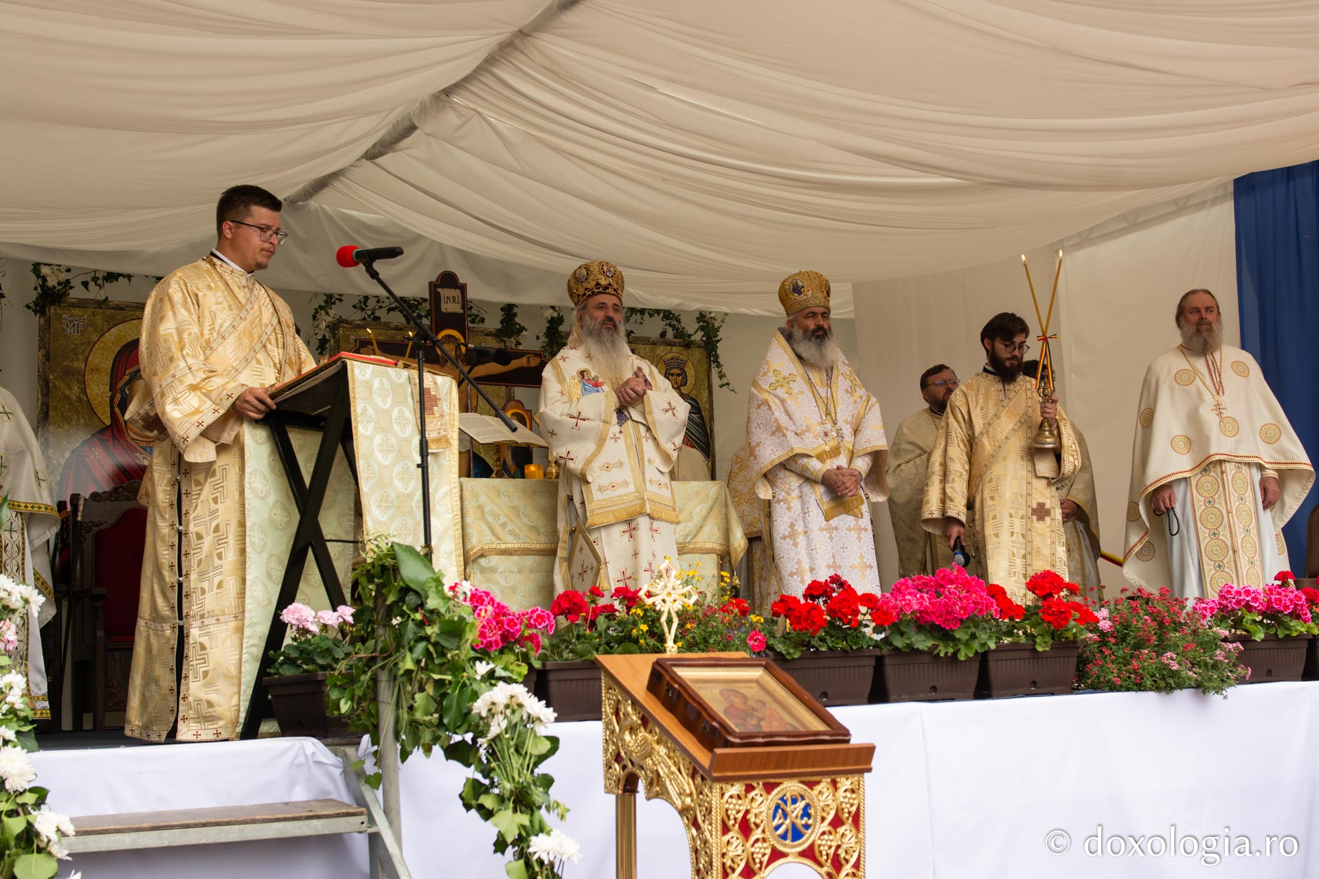 Doi ierarhi au sfințit biserica „Sfântul Ioan Botezătorul” din Bârnova, județul Iași