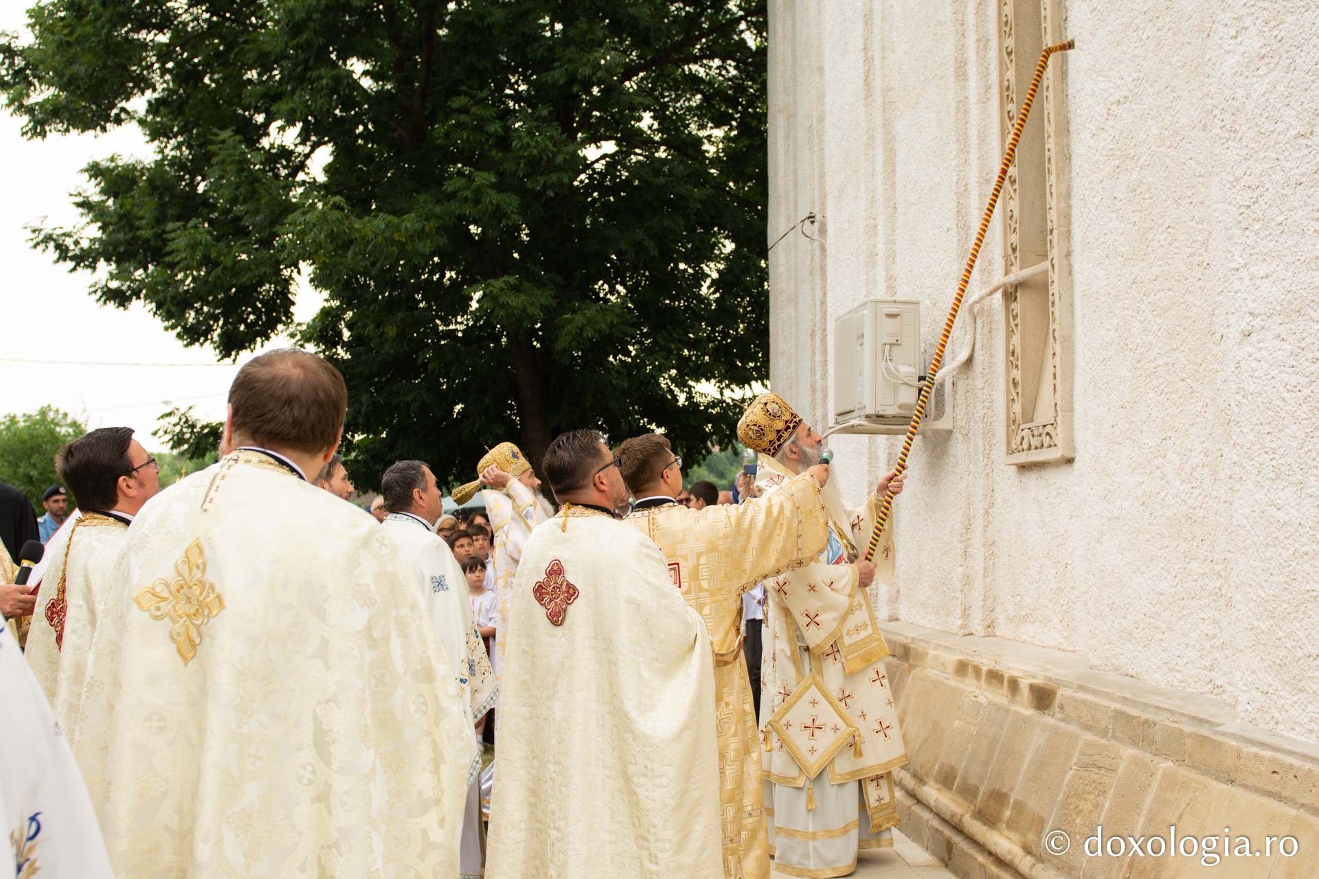 Doi ierarhi au sfințit biserica „Sfântul Ioan Botezătorul” din Bârnova, județul Iași