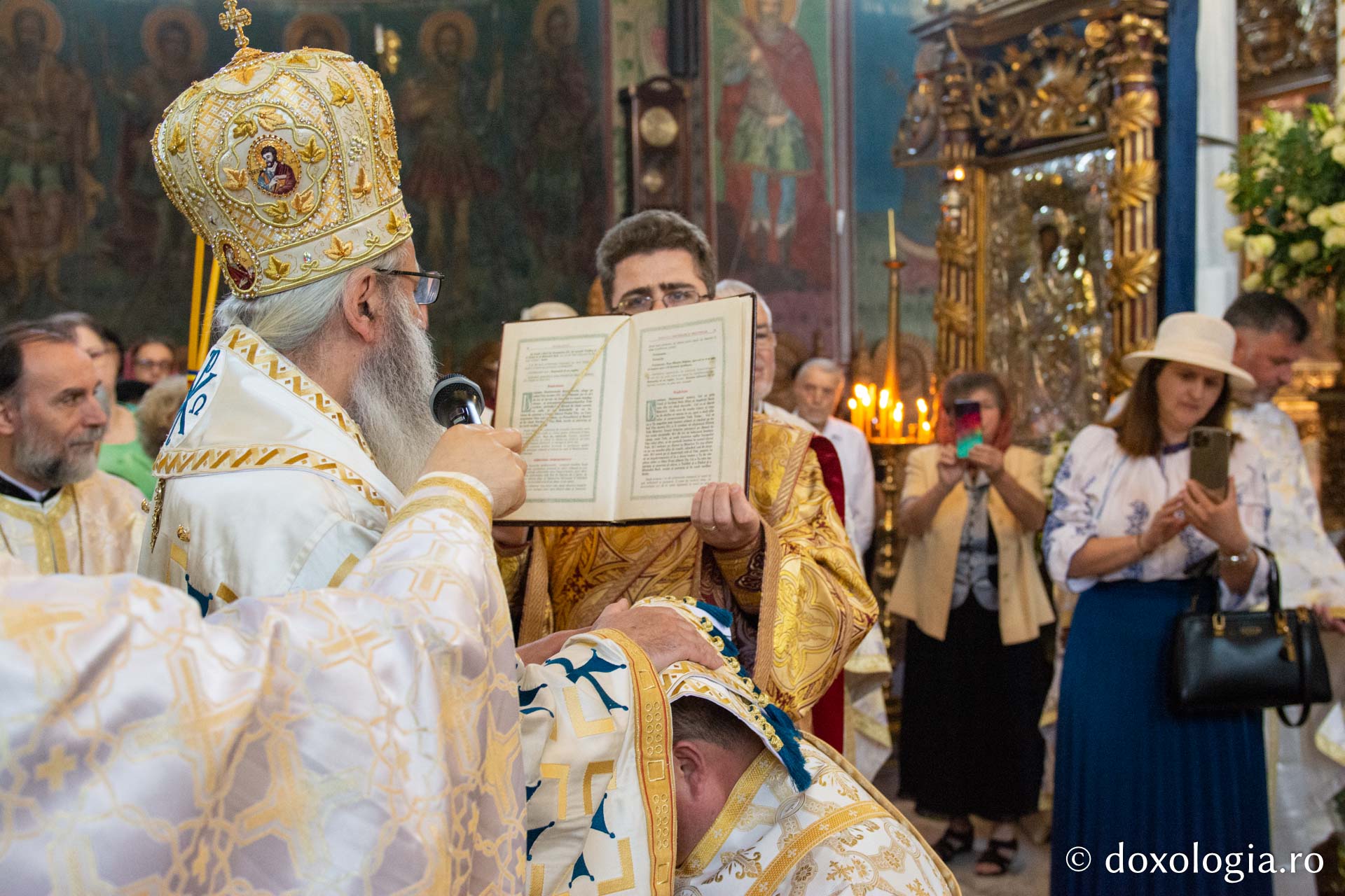 Biserica „Sfinții Apostoli Petru și Pavel” - Bărboi din Iași și-a cinstit ocrotitorii