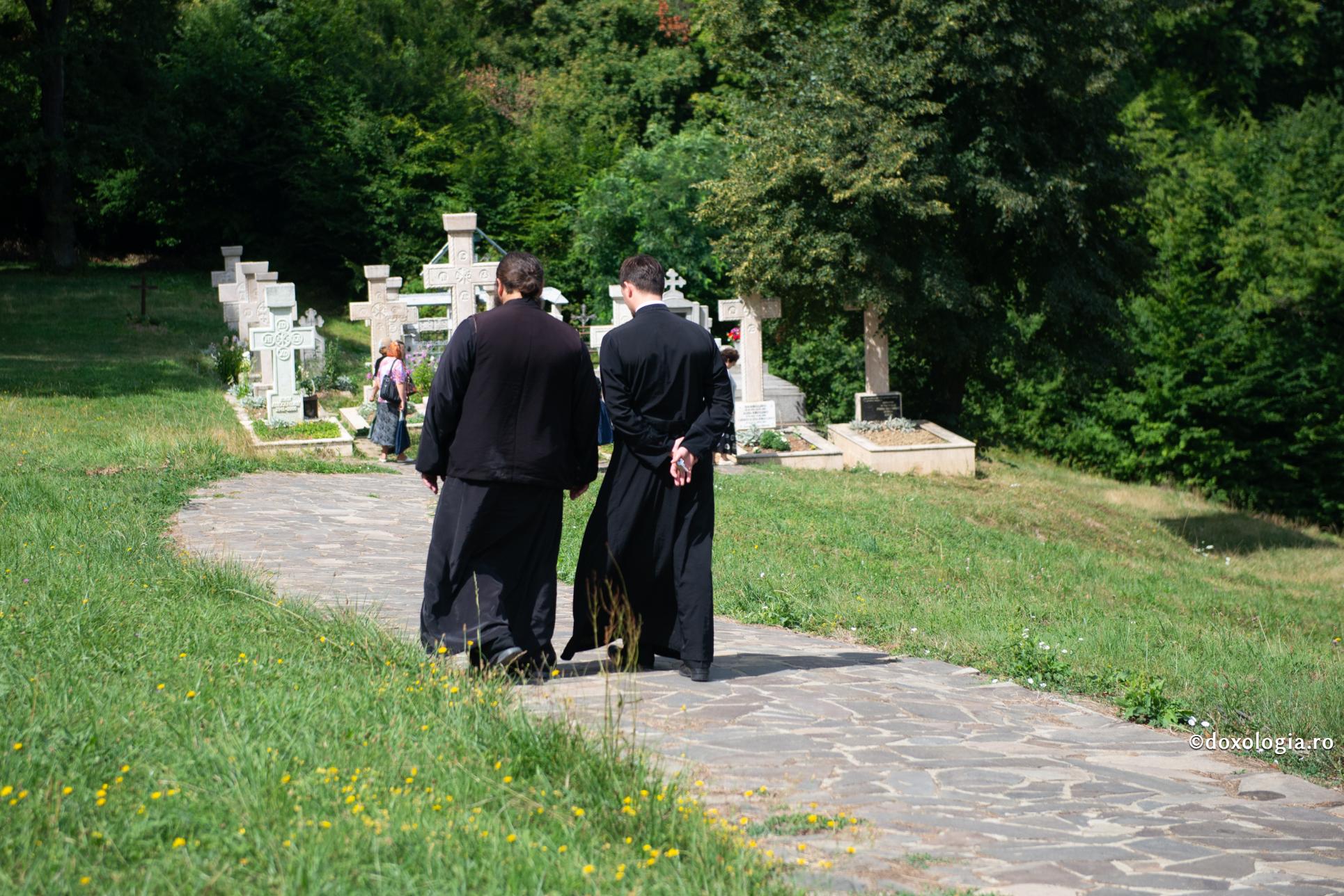 „Ograda lor n-are ușă, și cel ce voiește intră în grajd şi dezleagă măgarul”