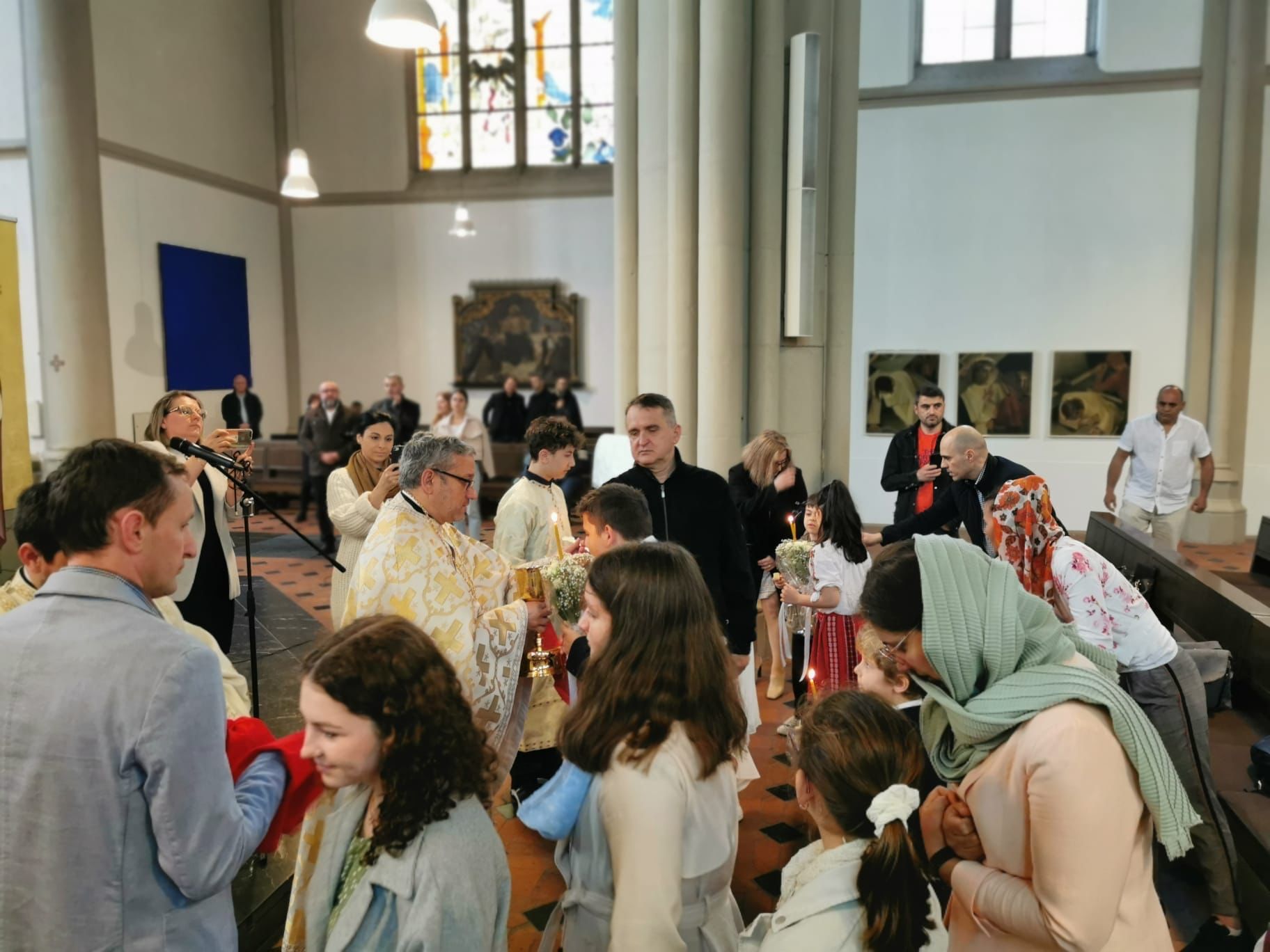 Parohia „Sfânta Treime” din Düsseldorf susține bursierii Pro Vita Iași. Interviu cu Pr. Iosif Rădulescu