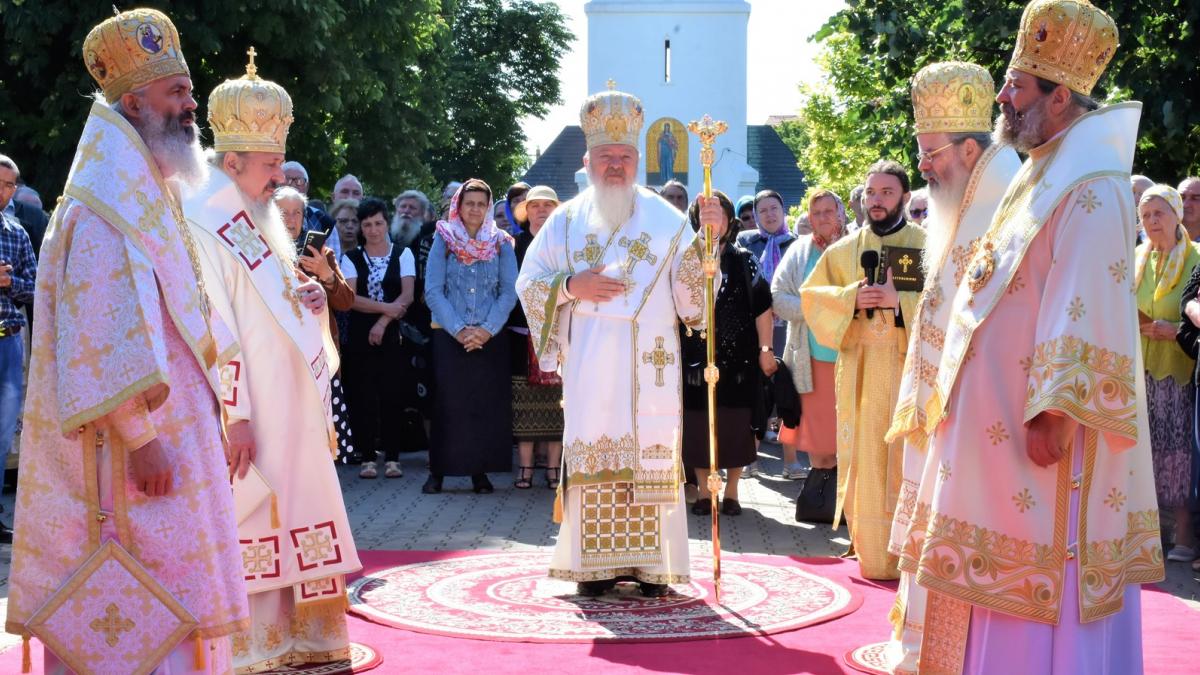 Foto: Episcopia Hușilor Părintele Mitropolit Andrei, la hramul Catedralei din Huși: „Sfinții Petru și Pavel ne cheamă să ne sfințim viața. Atât prețuim, cât punem în practică din Evanghelie”