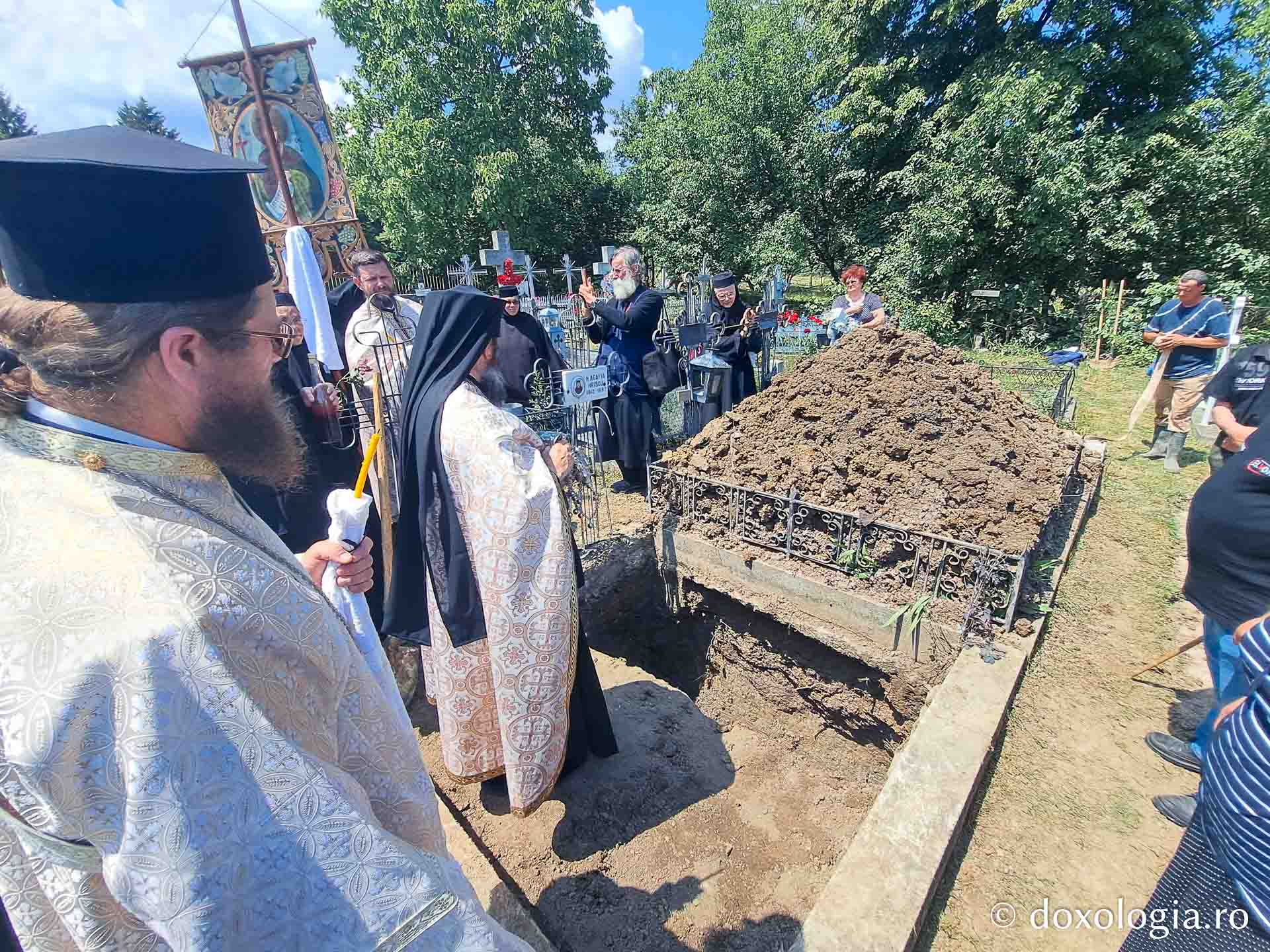 Stavrofora Onufria Nechifor, fosta stareță a Mănăstirii Văratec, a fost condusă pe ultimul drum