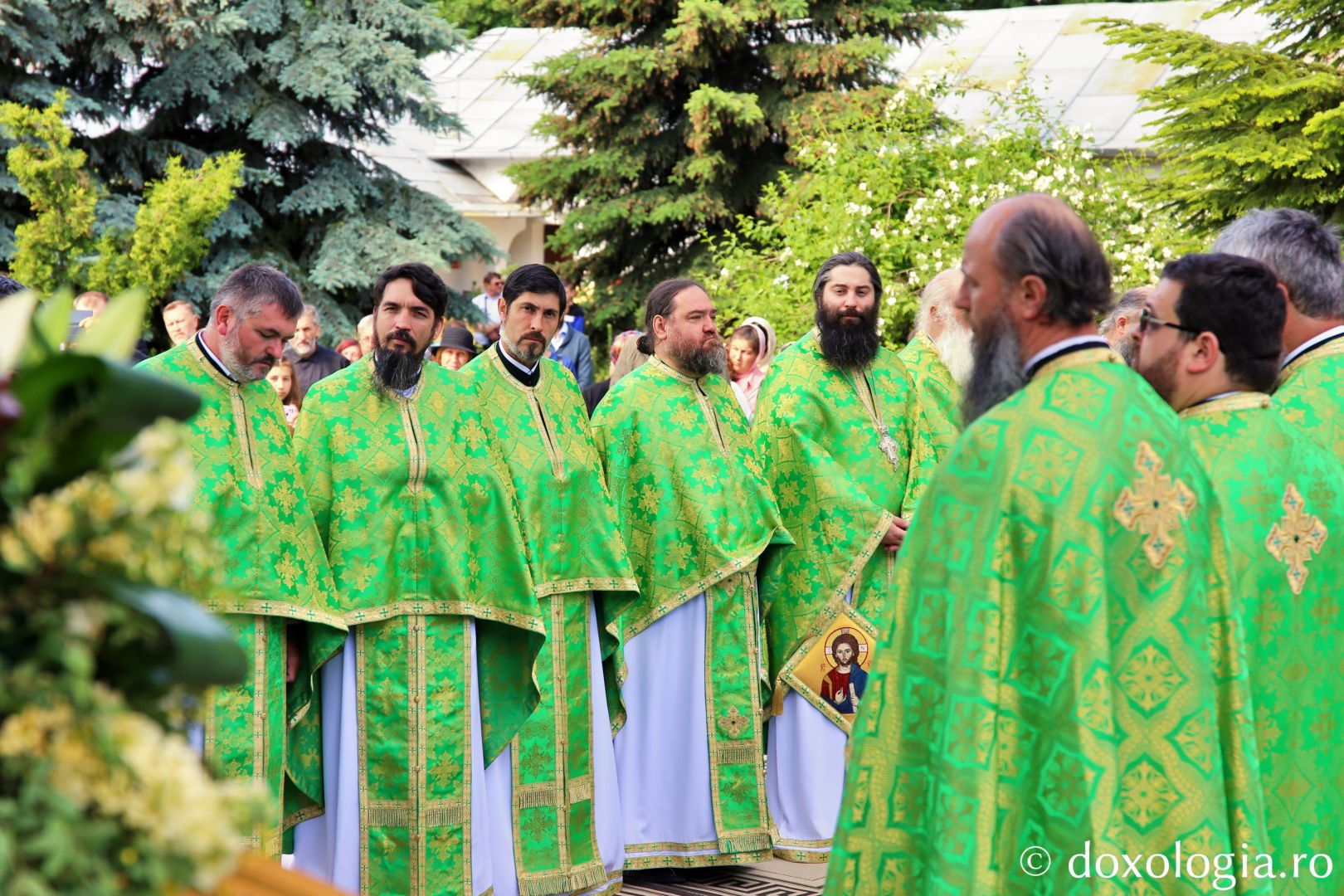Părintele Mitropolit Teofan la hramul Mănăstirii Guranda: „Să primim Sfânta Treime în inima noastră”