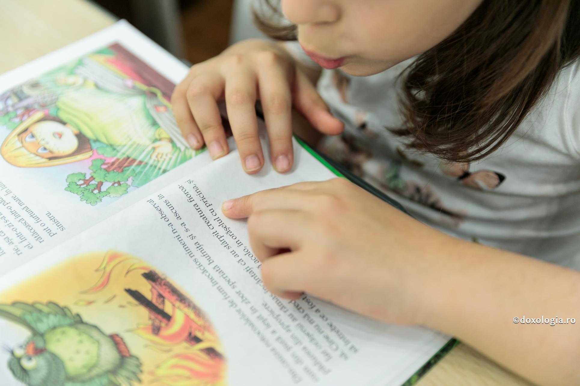 copil citind din carte