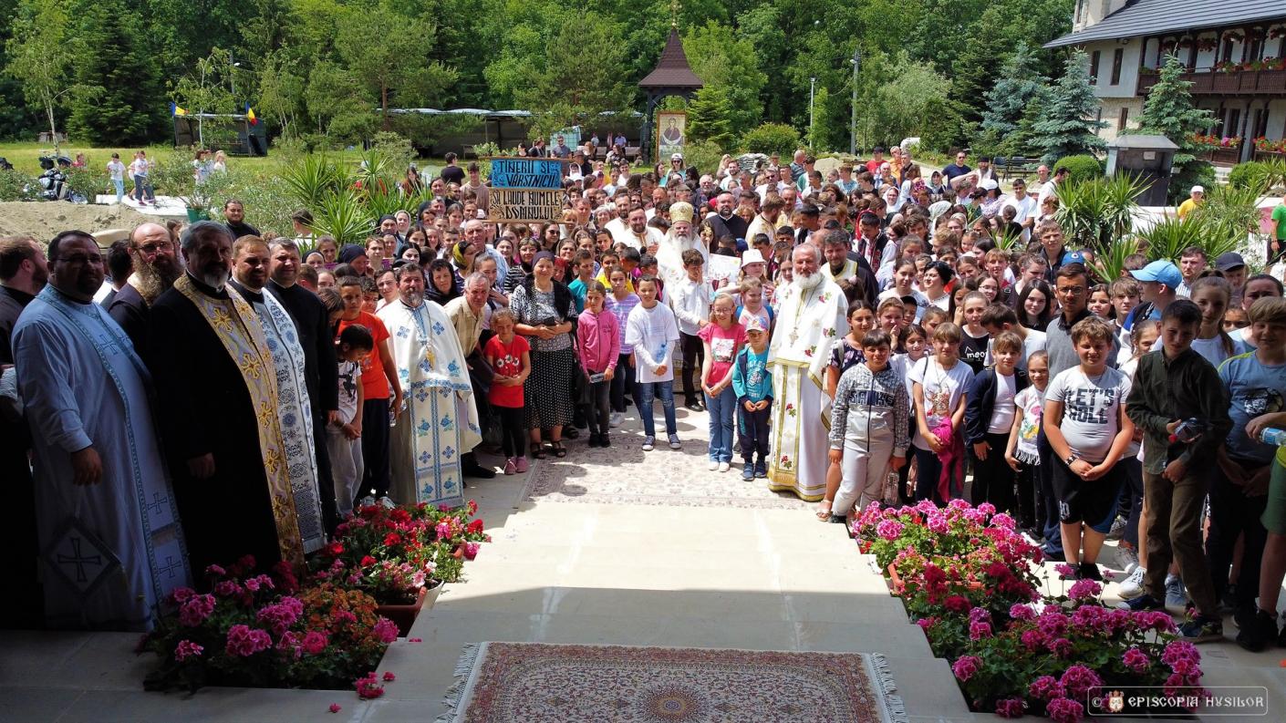 PS Ignatie a fost prezent la „Întâlnirea copiilor și tinerilor” din Episcopia Hușilor