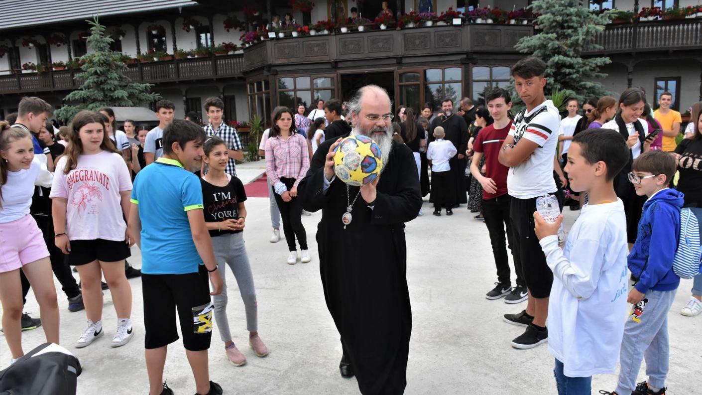 PS Ignatie a fost prezent la „Întâlnirea copiilor și tinerilor” din Episcopia Hușilor