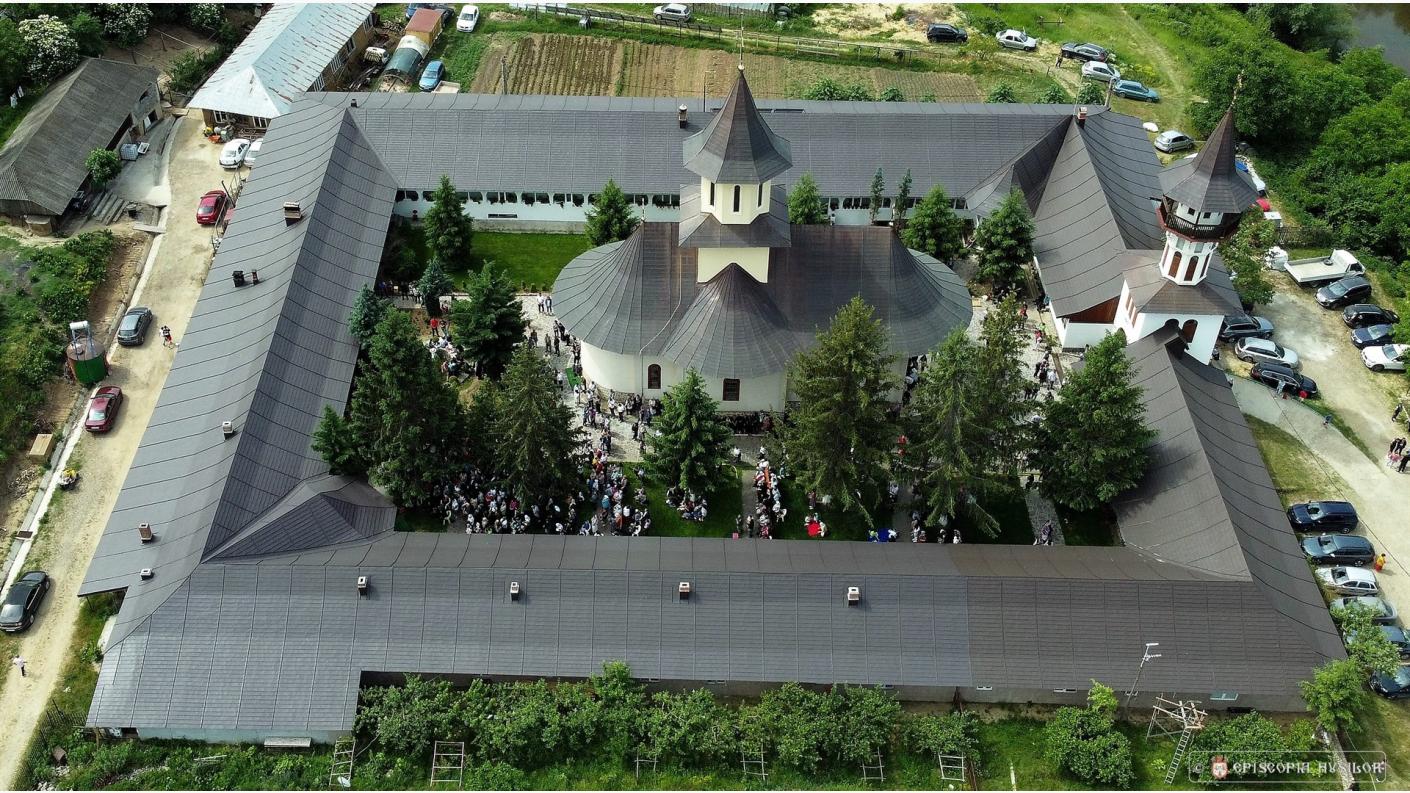 PS Ignatie la hramul Mănăstirii Grăjdeni: „Iubirea înseamnă afirmare reciprocă și personală, dăruire și primire”