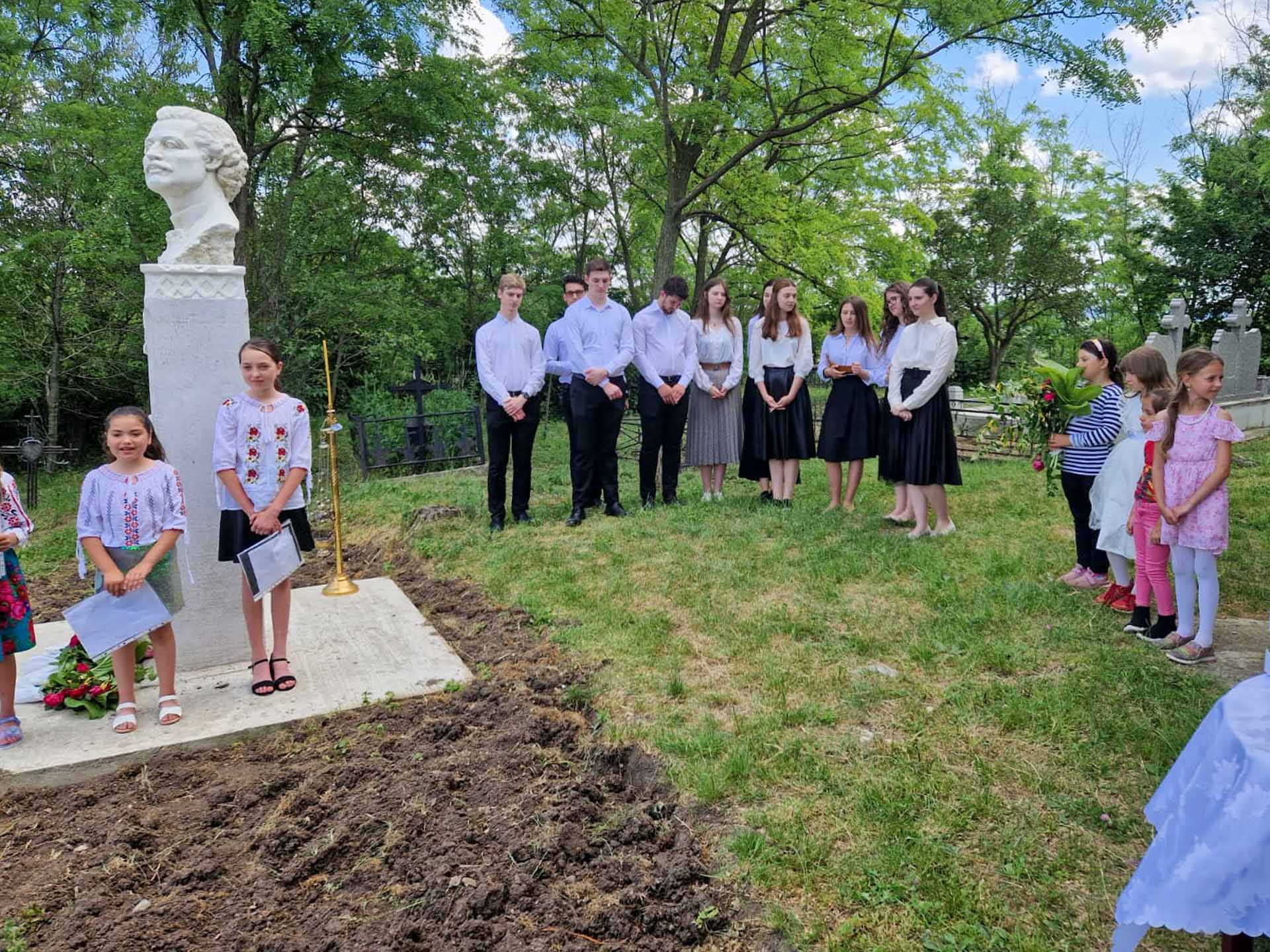 Poetul Mihai Eminescu a fost comemorat la Parohia Stejarii din comuna Țigănași Poetul Mihai Eminescu a fost comemorat la Parohia Stejarii din comuna Țigănași