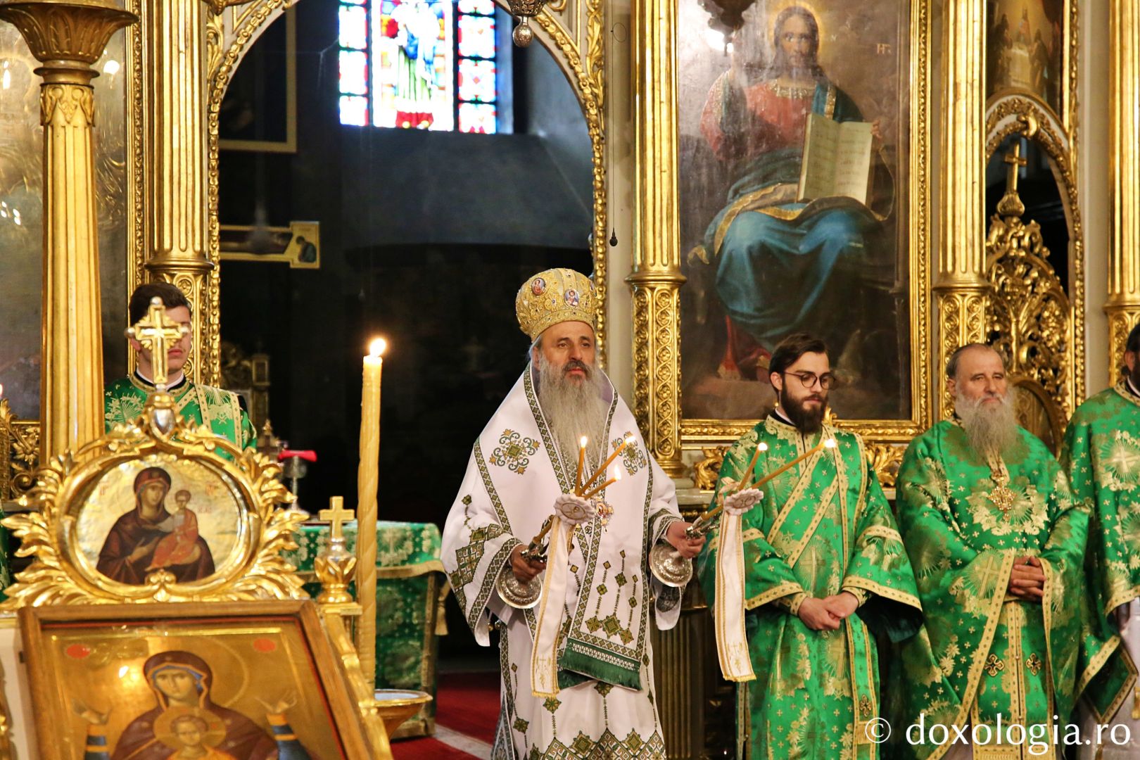 Sărbătoarea Bisericii, Cincizecimea, la Catedrală: „Un om purtător de Duhul Sfânt este un om purtător de pace și de bucurie”