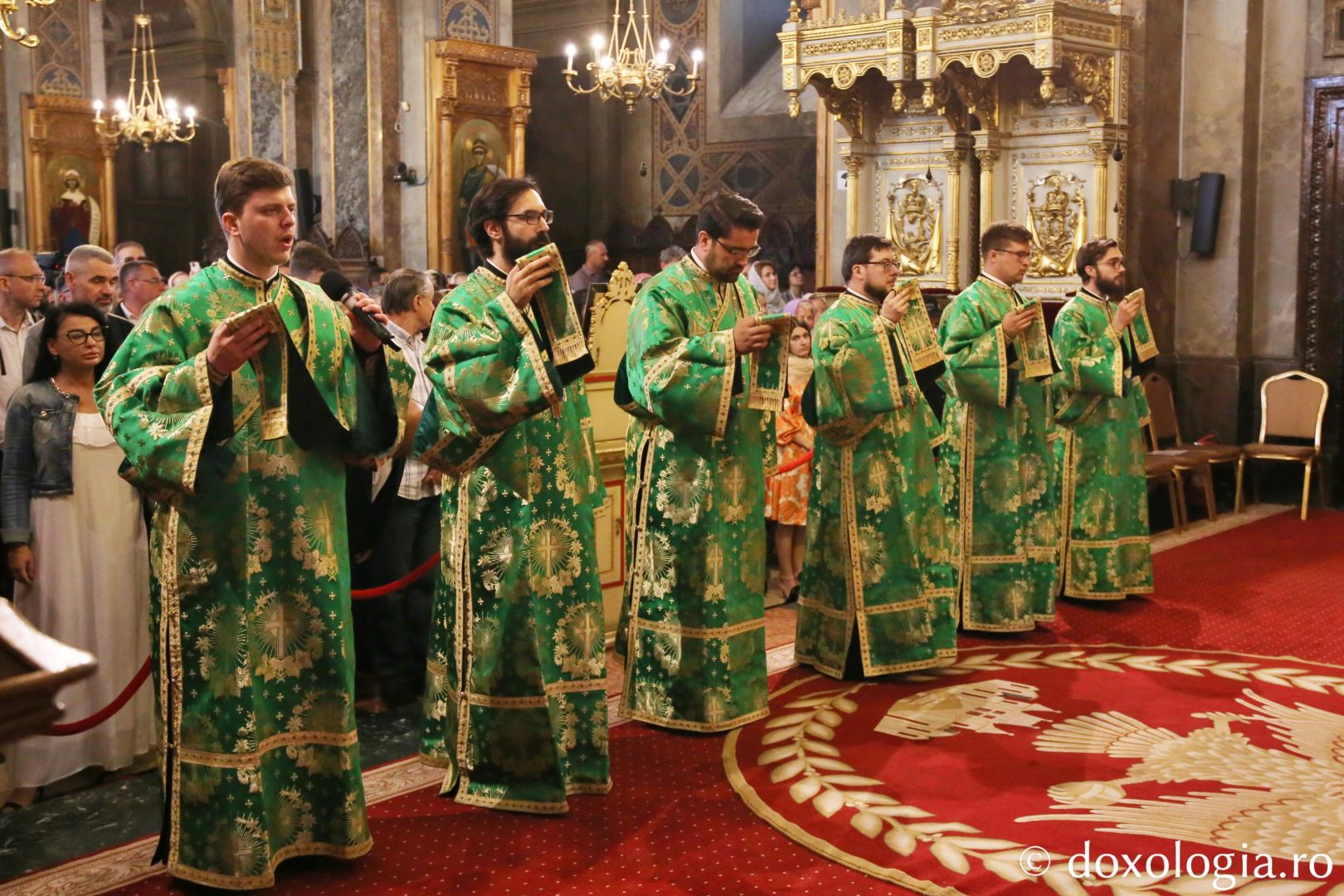 Sărbătoarea Bisericii, Cincizecimea, la Catedrală: „Un om purtător de Duhul Sfânt este un om purtător de pace și de bucurie”