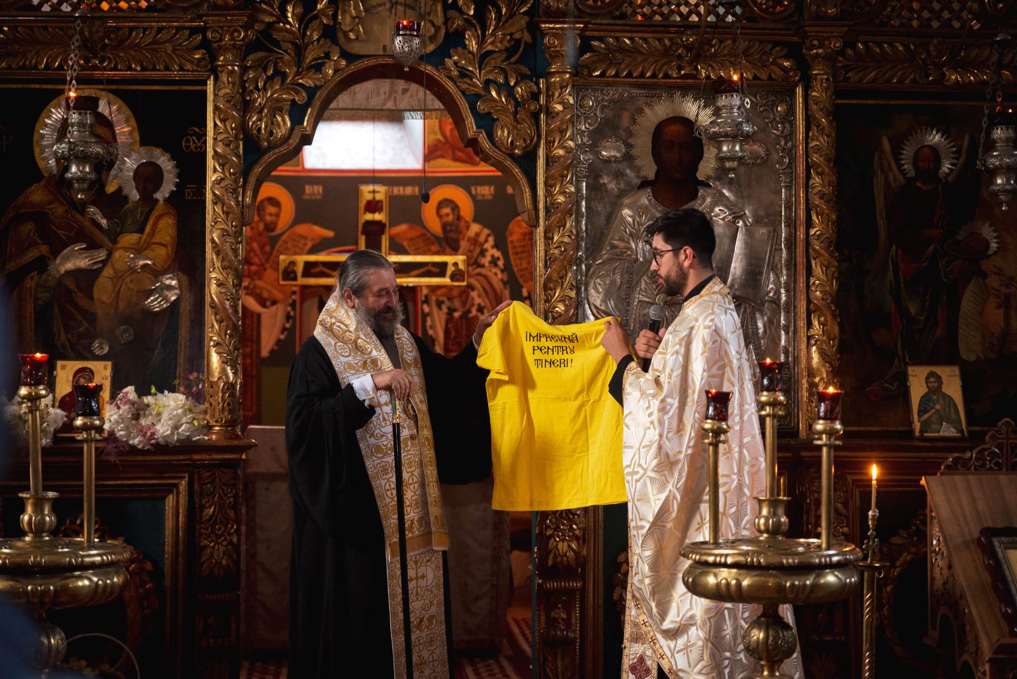 Preasfințitul Părinte Nichifor Botoșăneanul, alături de voluntarii de la „Tabăra din pridvorul satului”