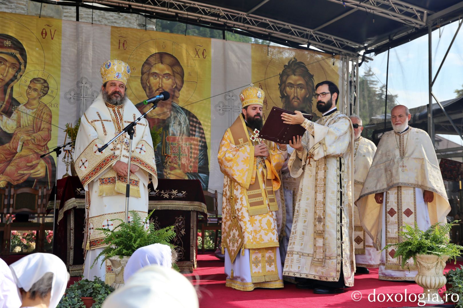 Doi ierarhi la hramul Bisericii Domnești din Piatra Neamț: „Un copil ne pregătește calea Împărăției lui Dumnezeu”
