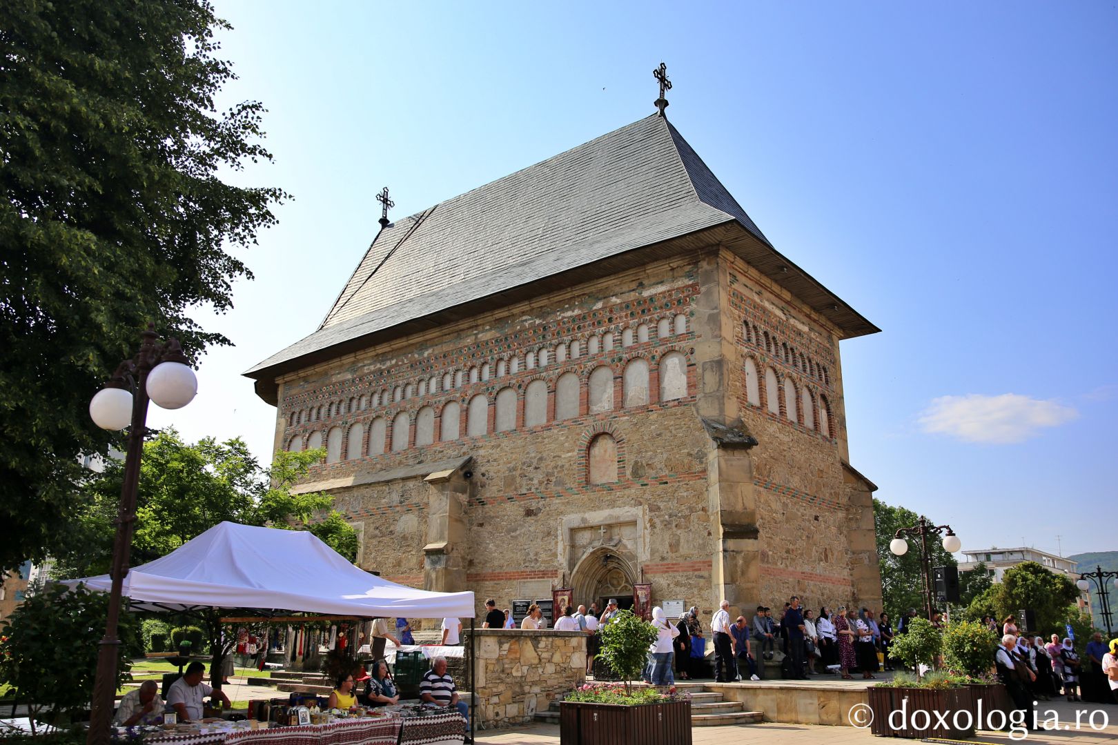 Doi ierarhi la hramul Bisericii Domnești din Piatra Neamț: „Un copil ne pregătește calea Împărăției lui Dumnezeu”